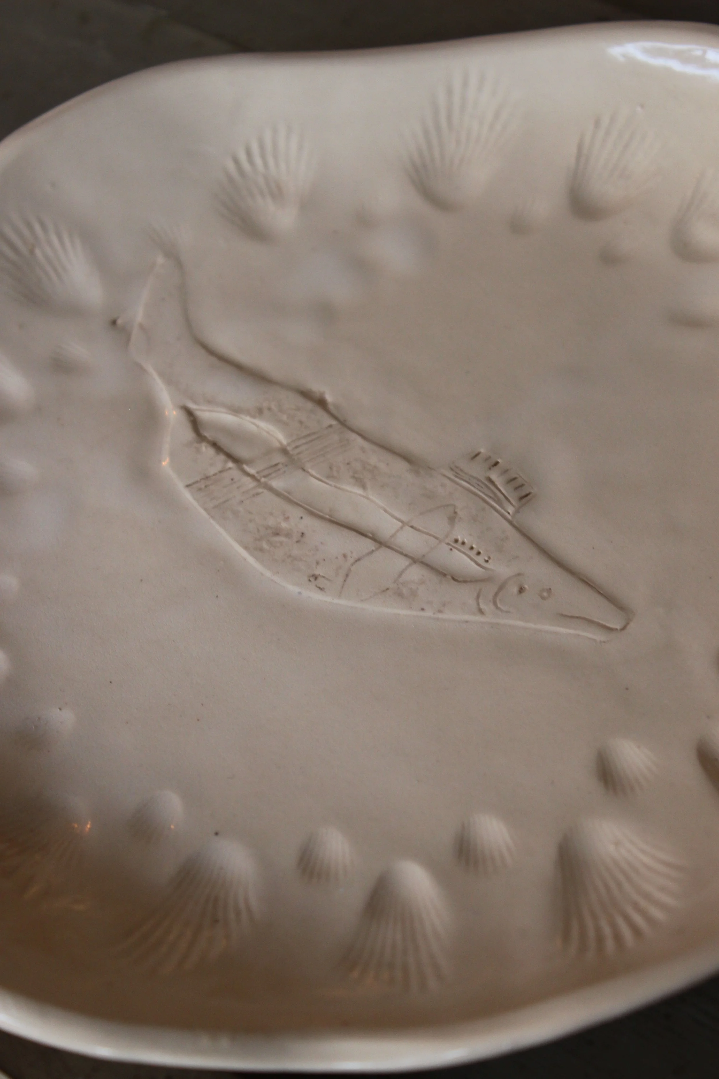 Assiette en céramique à motif rupestre animal Mathieu Gaspar