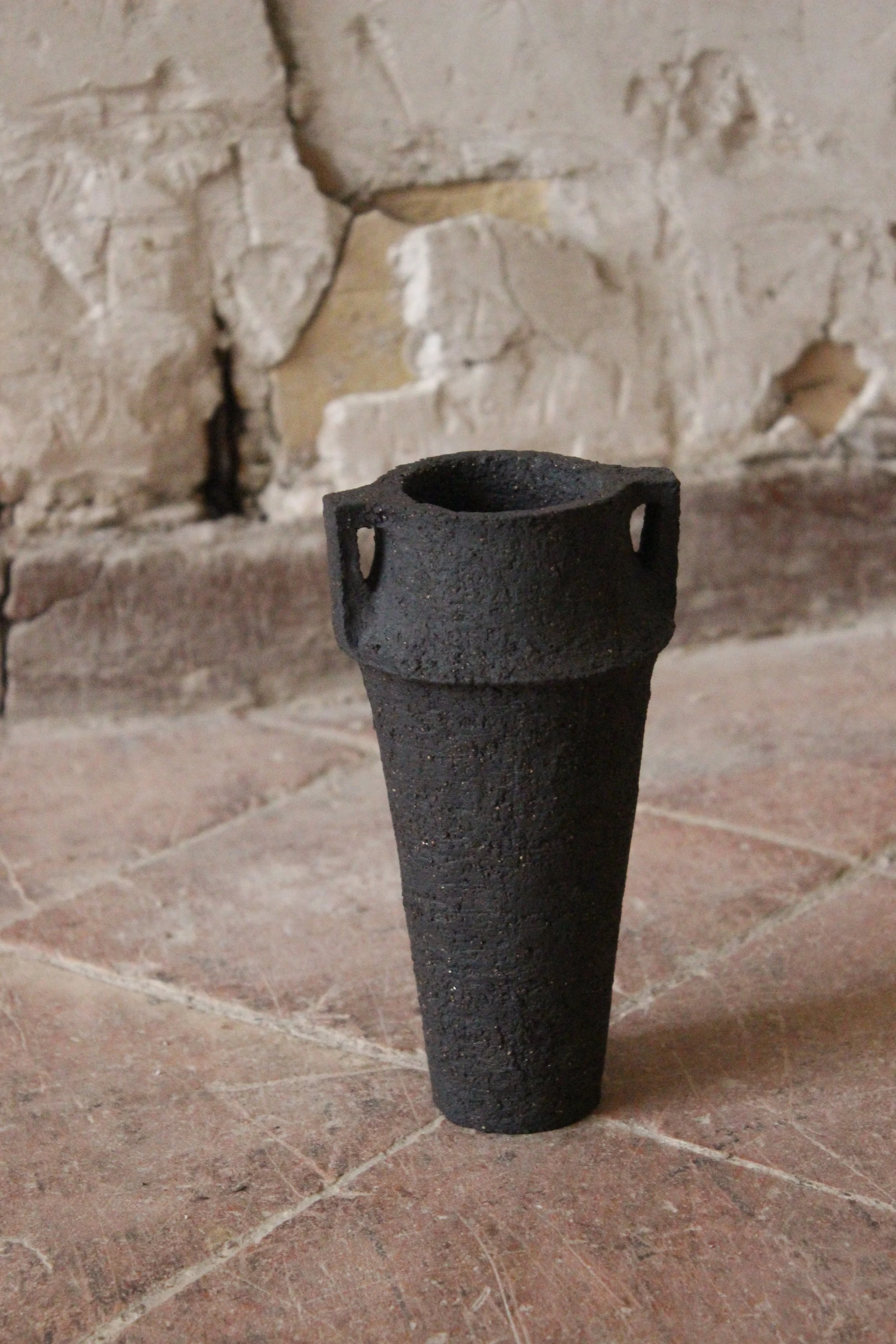 Amphore en grès noir chamotté Studio Enoia Doux Août