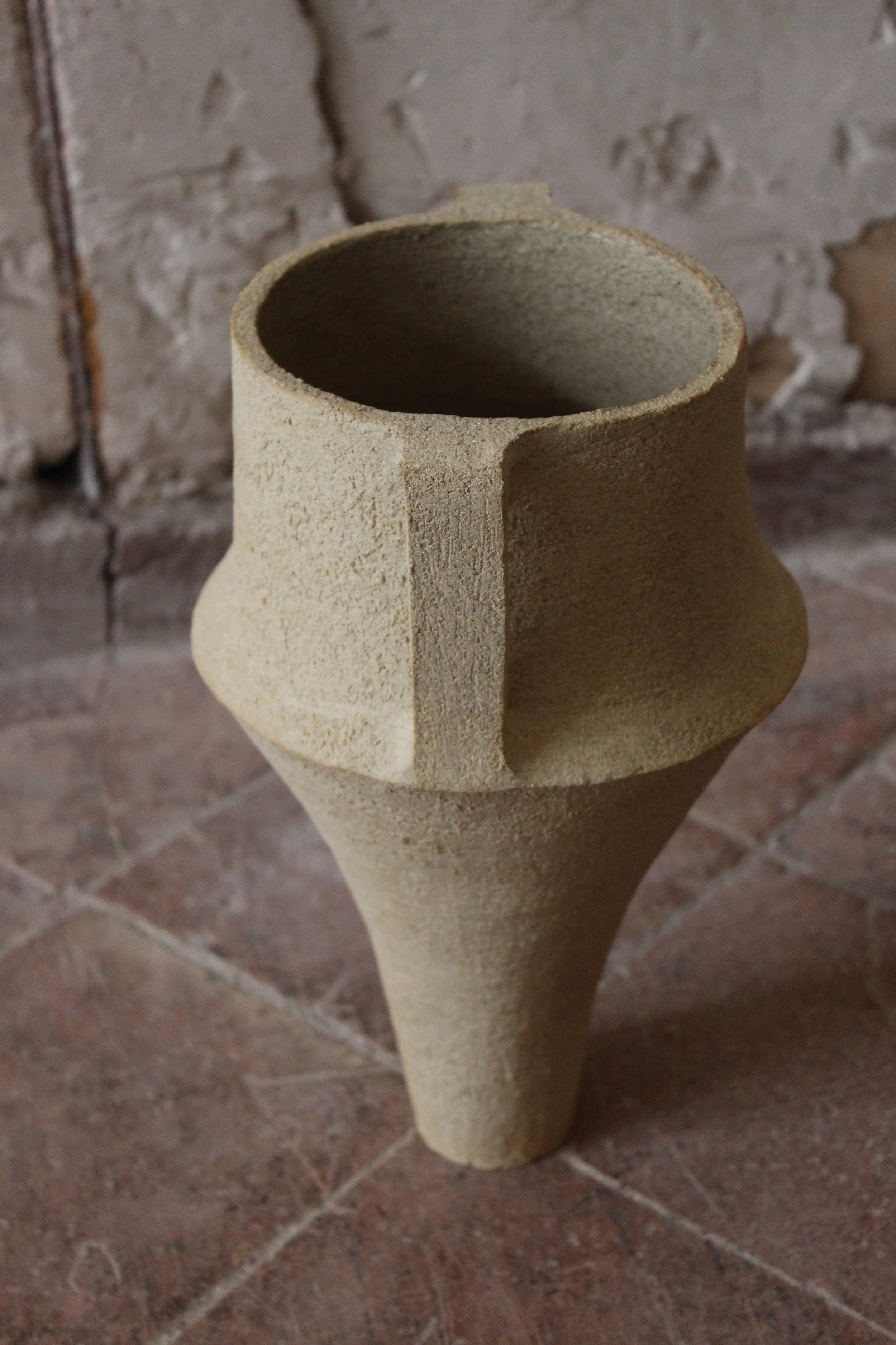 Amphore à corps tronconique couleur naturelle Studio Enoia Doux Août