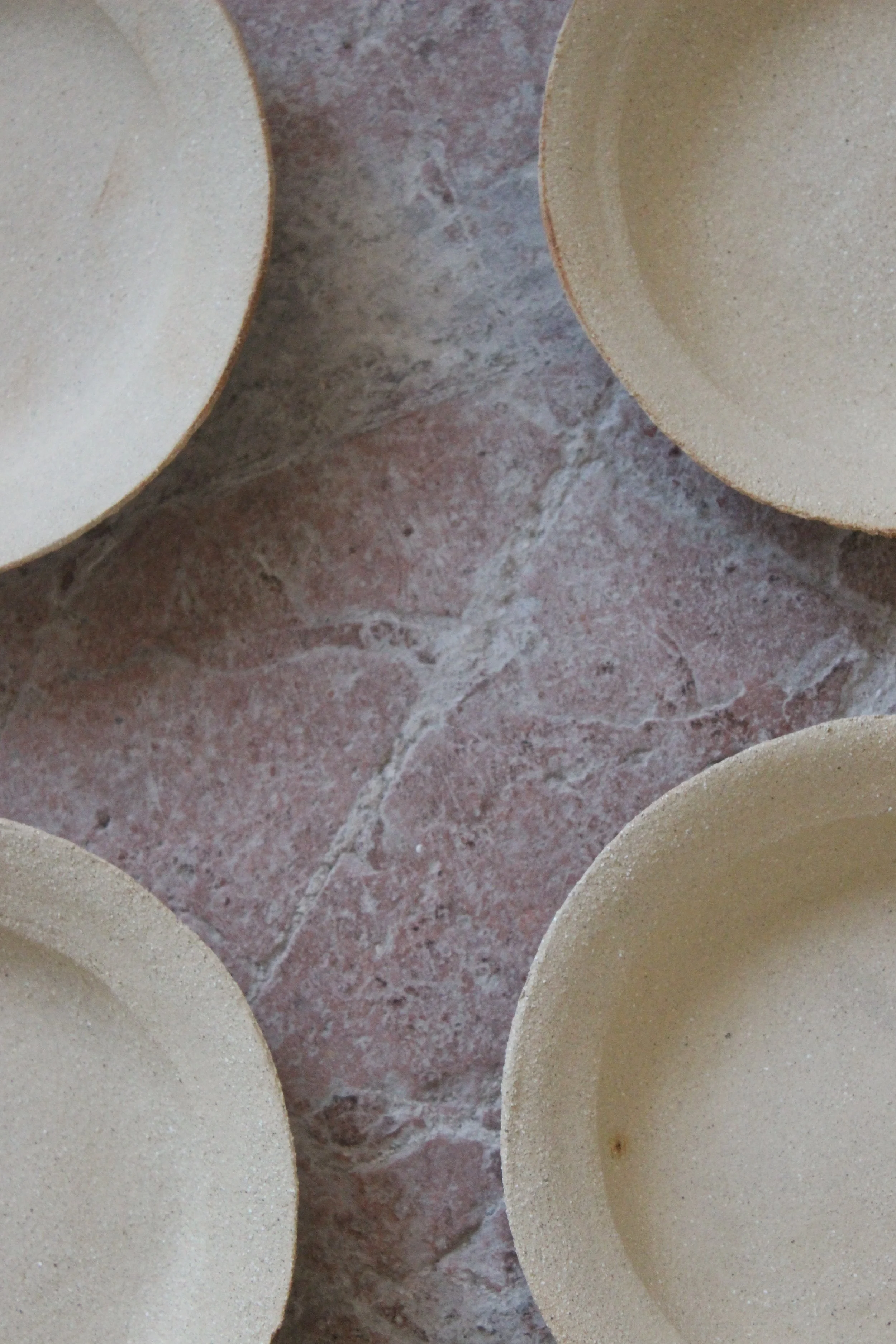 Assiette en grès chamotté couleur naturelle Studio Enoia Doux Août