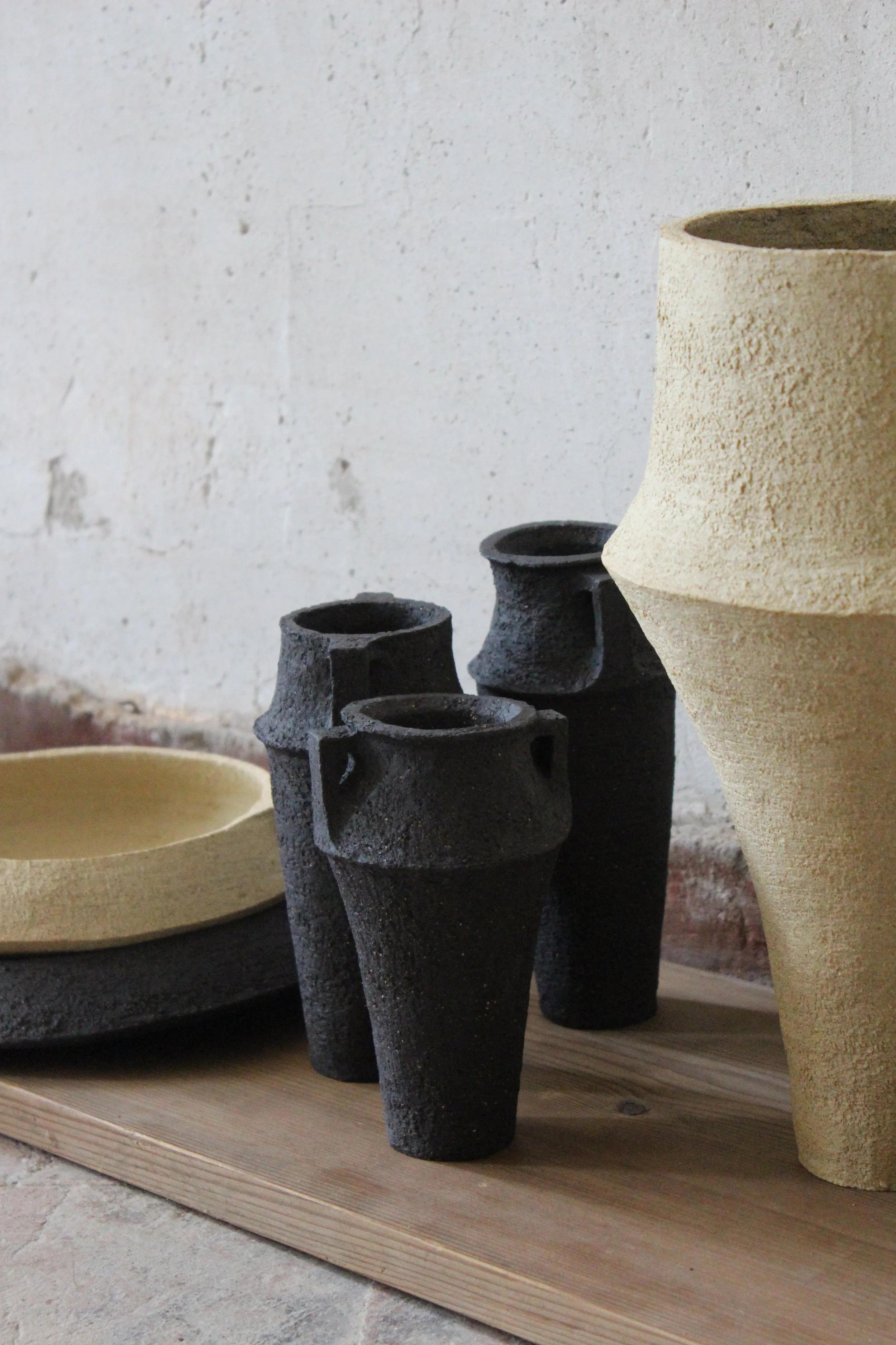 Amphore en grès noir chamotté Studio Enoia Doux Août