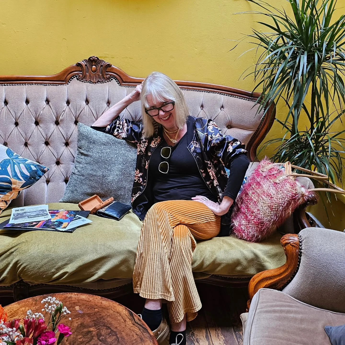 Enjoying a coffee in @fish.face2024 when I met Zarina from @kikis_soaps_candles_melts.
Thanks for taking these photos, you made my day xx