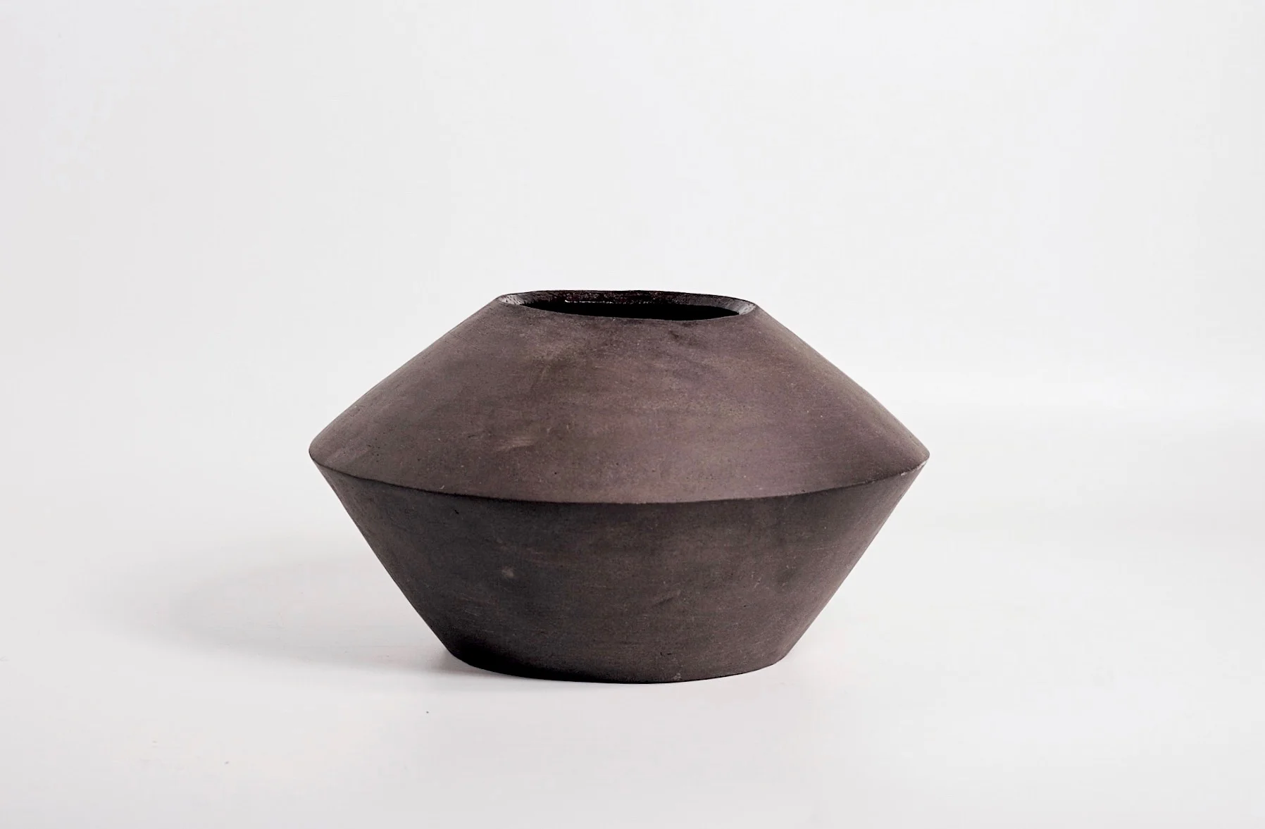1_Planter-flatbottom-schwarz-3.jpg