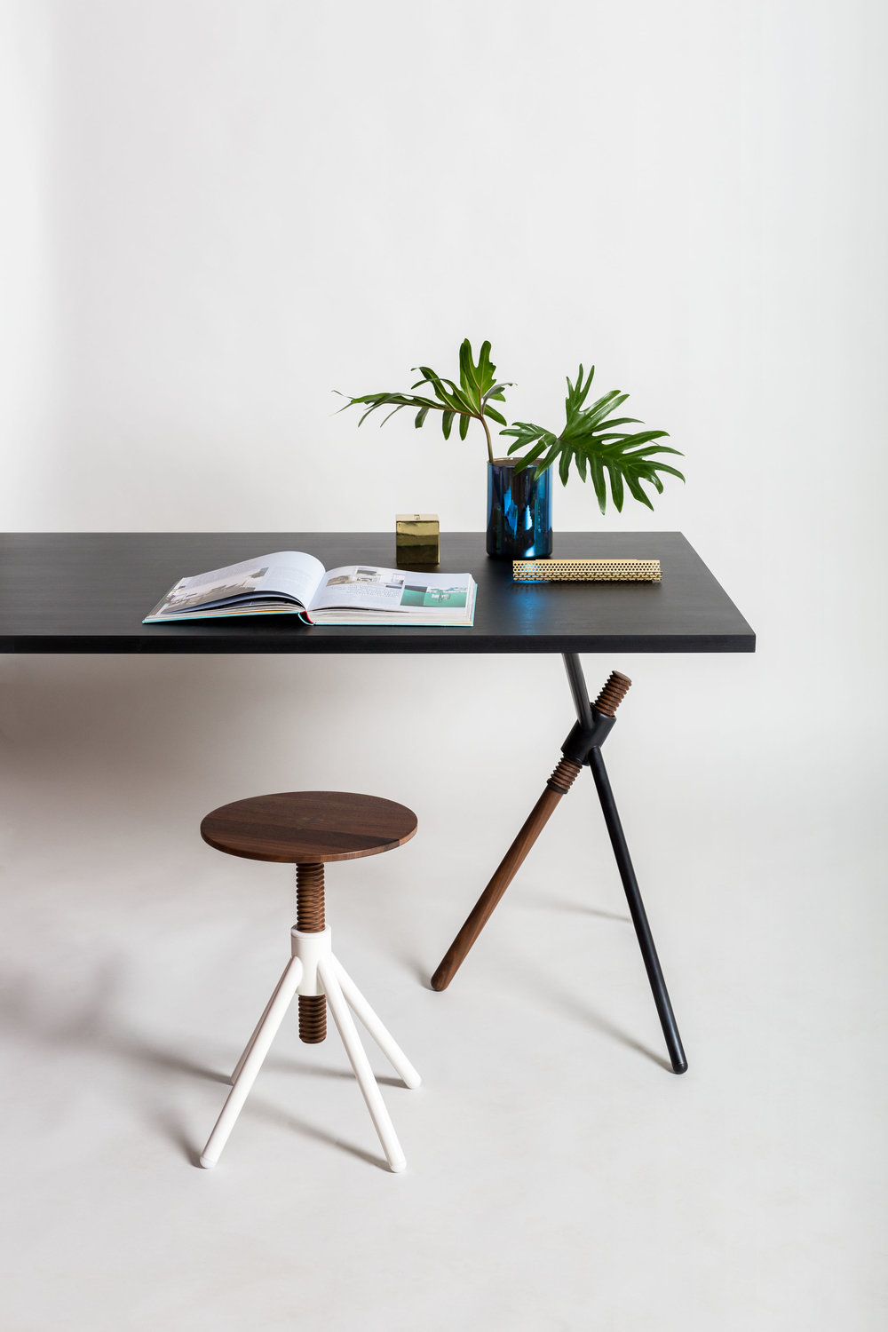 02_thread-family-table_furniture-design_coordination-berlin.jpg