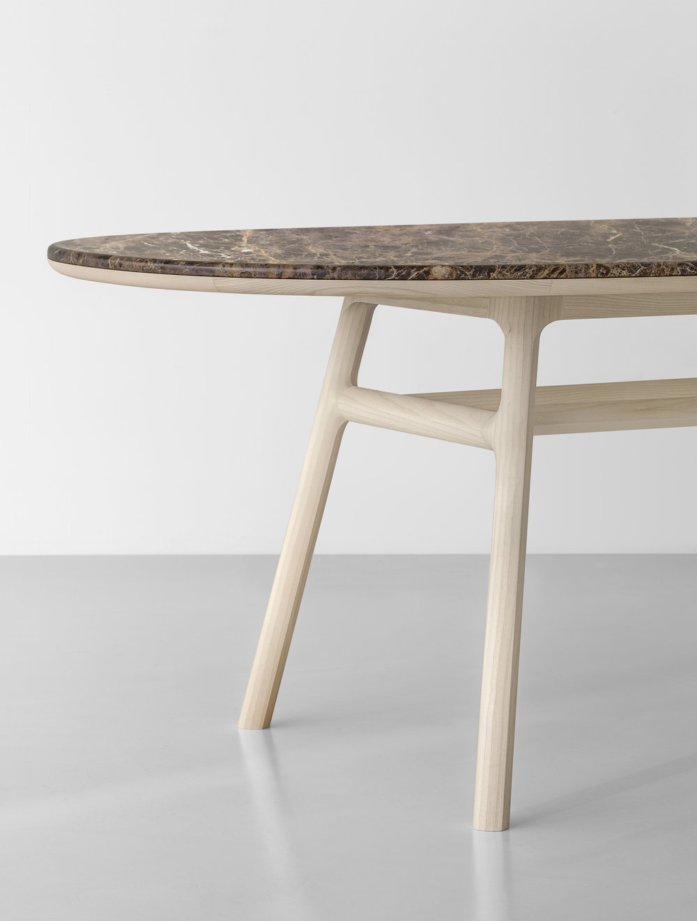 medeo-table_furniture-design_coordination-berlin_05.jpg