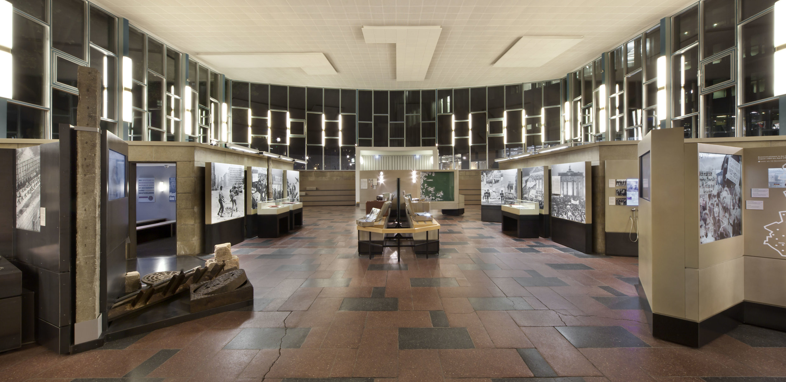 traenenpalast_museum-exhibition-design_coordination-berlin_03.jpg