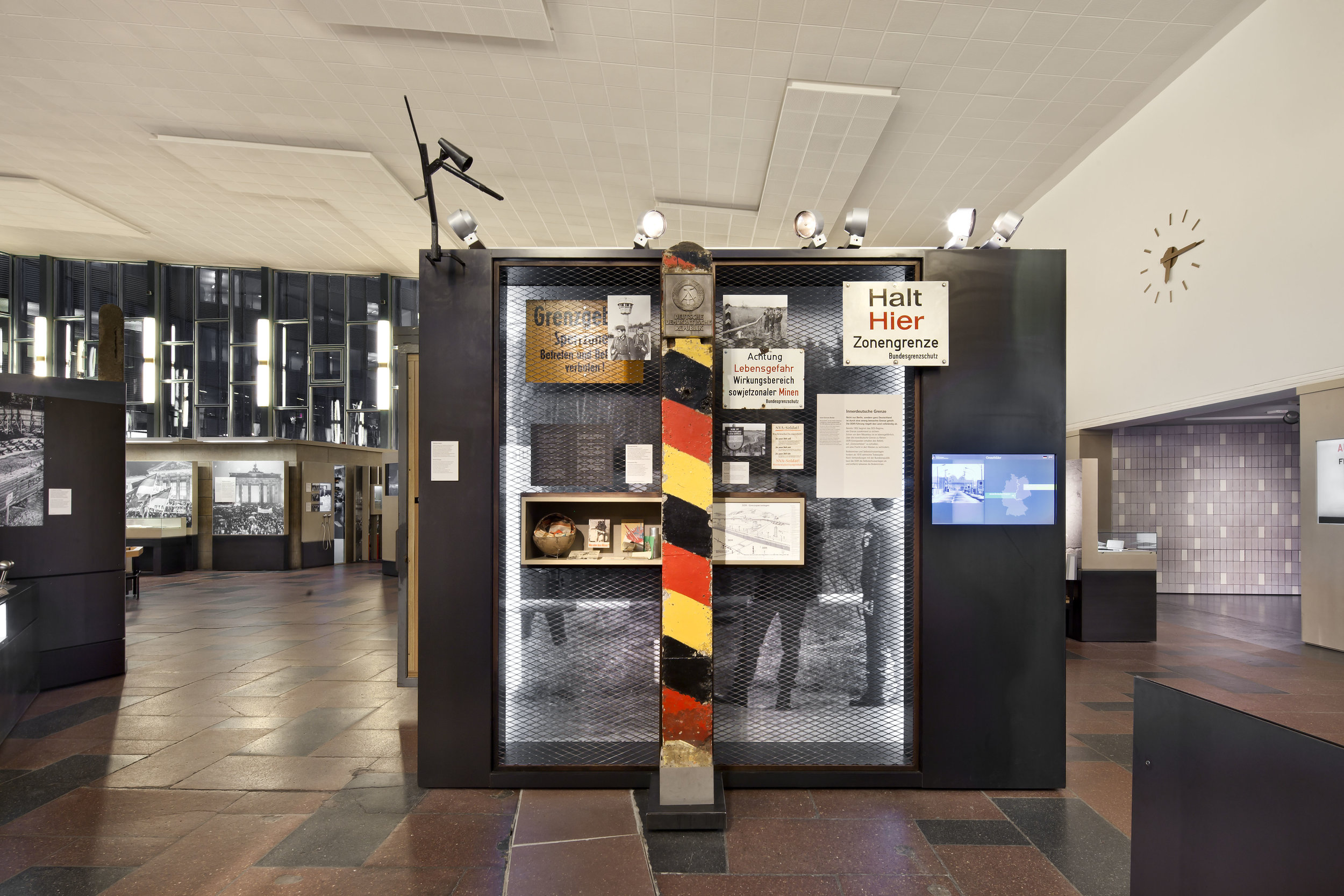 traenenpalast_museum-exhibition-design_coordination-berlin_04.jpg