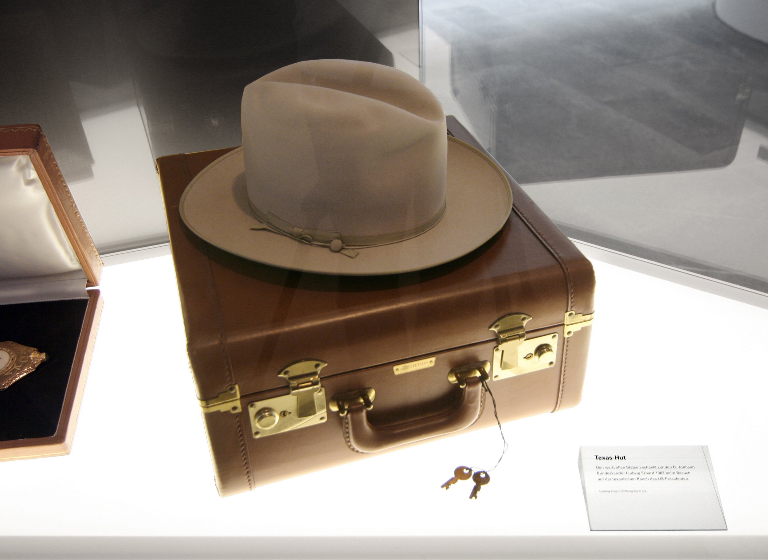 BK_Foto_08_Vitrine Erhard Stetson.jpg