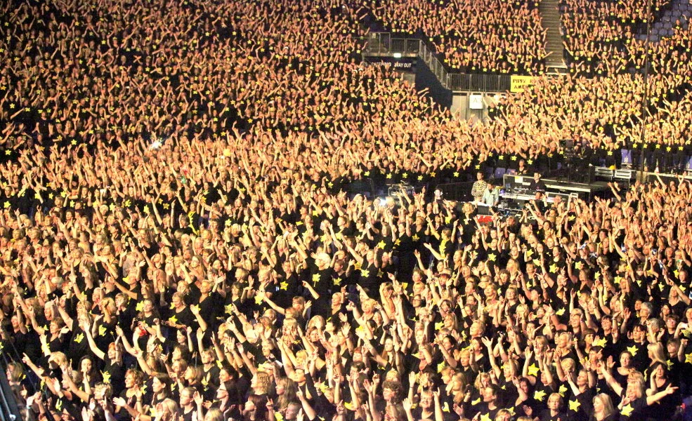 Hands in the air O2.jpg
