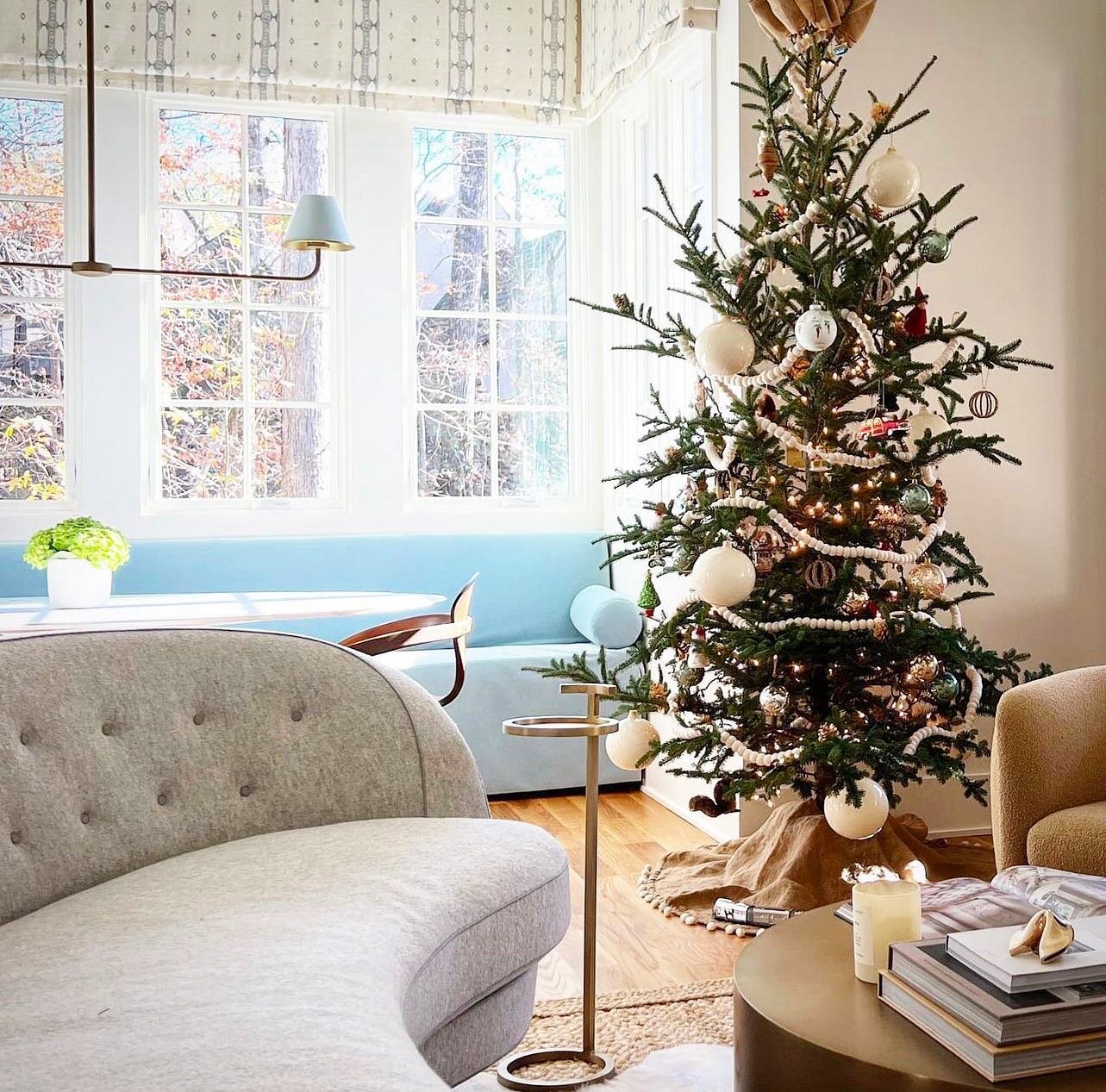 It&rsquo;s December 2nd ✨ have you put up your holiday decorations yet?! 

#repost @misterandmrssharp 
.
.
.
#serenbe #serenbedesign #interiordesign #interiordesigner #holidays #holidaydecor #homefortheholidays #architecture #architecturedesign #home