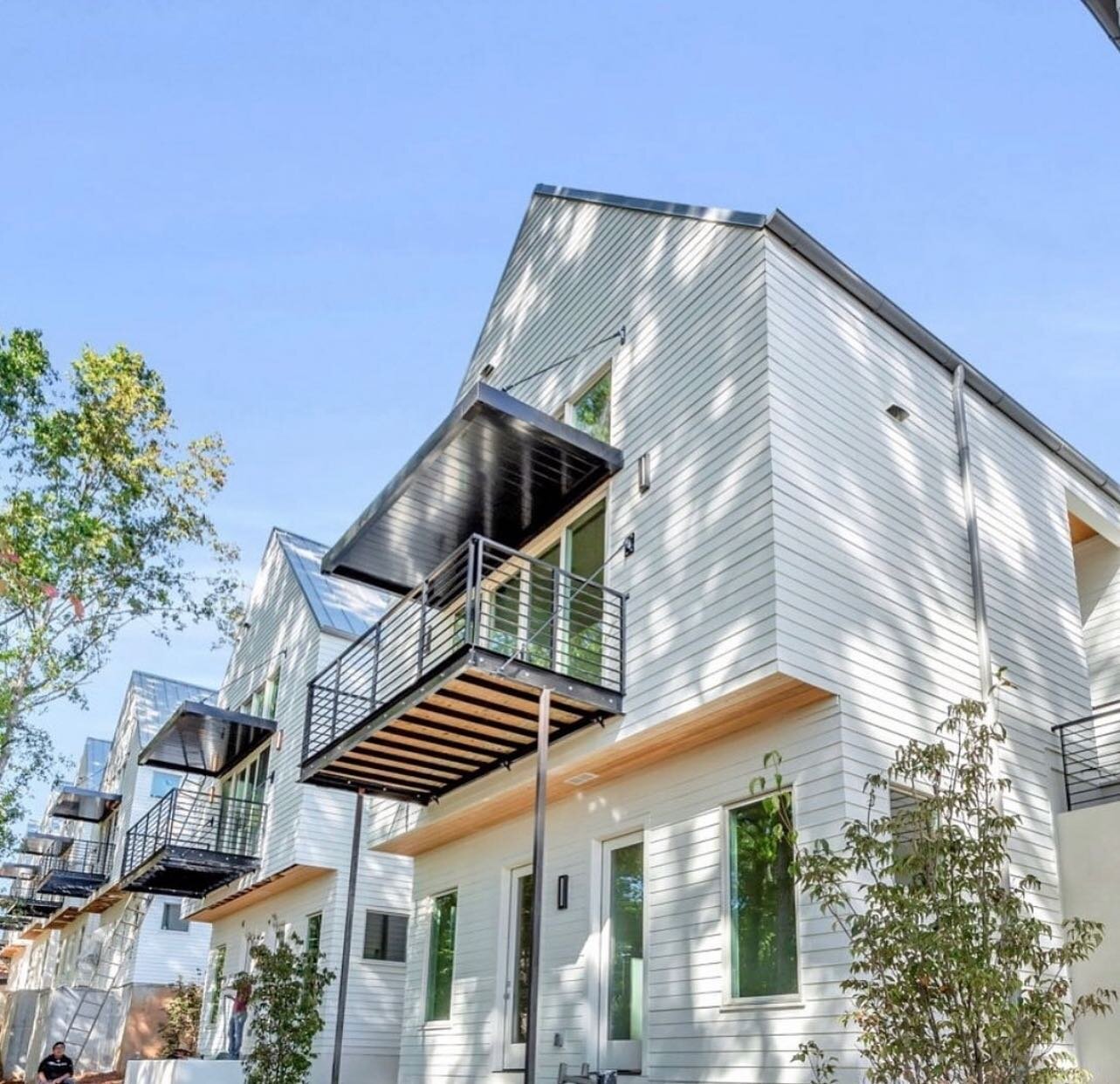 The Danish Saltboxes are a twist on classic Scandinavian architecture! Built by @southhavenbuilders with interiors by @intuitivedwellings ❤️ #SerenbeDesign 
.
.
.
#serenbe #serenbedesign #scnadinaviandesign #scandihome #minimalisthome #architecture #