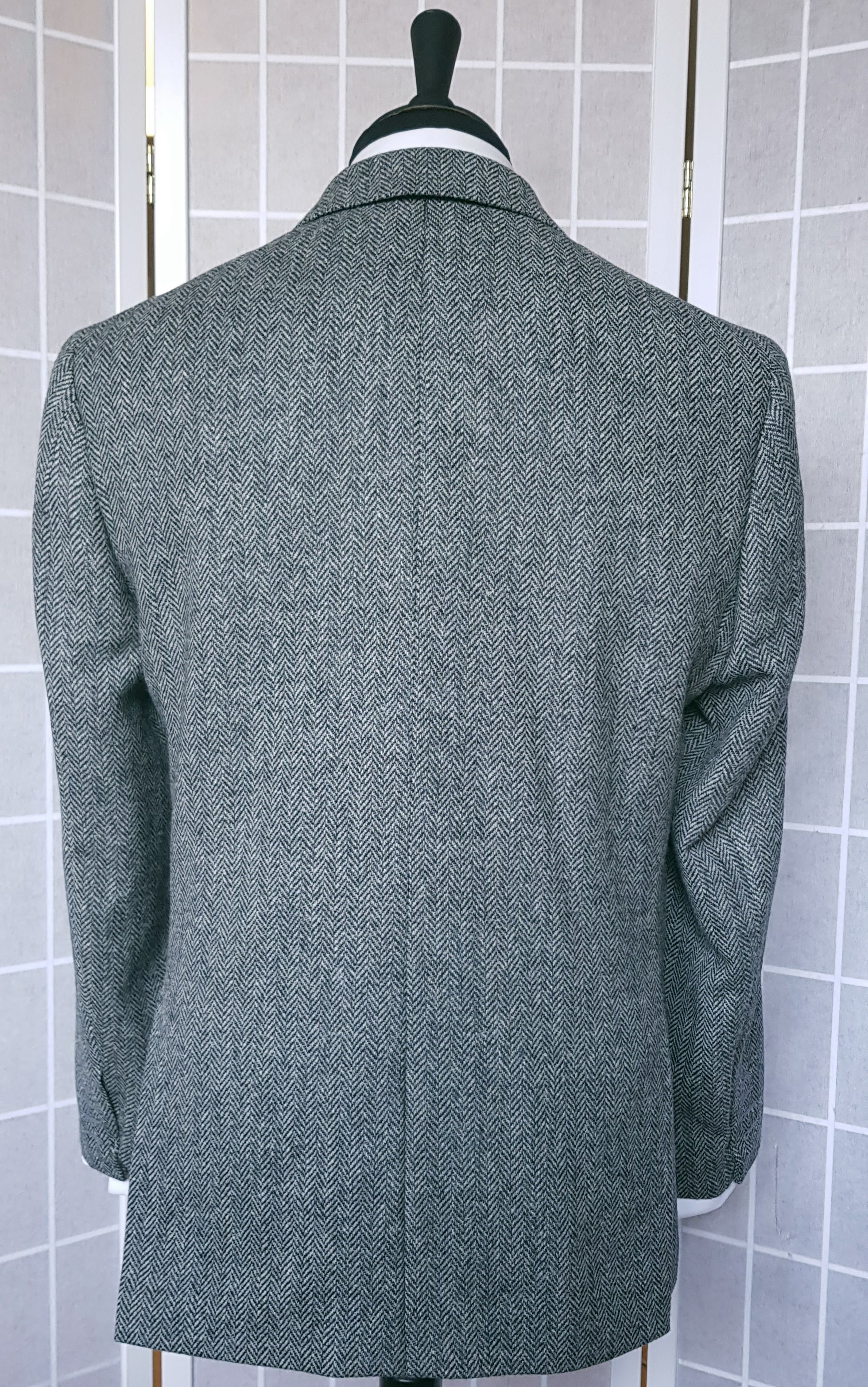 Holland & Sherry Grey Herringbone Tweed Jacket (8).jpg