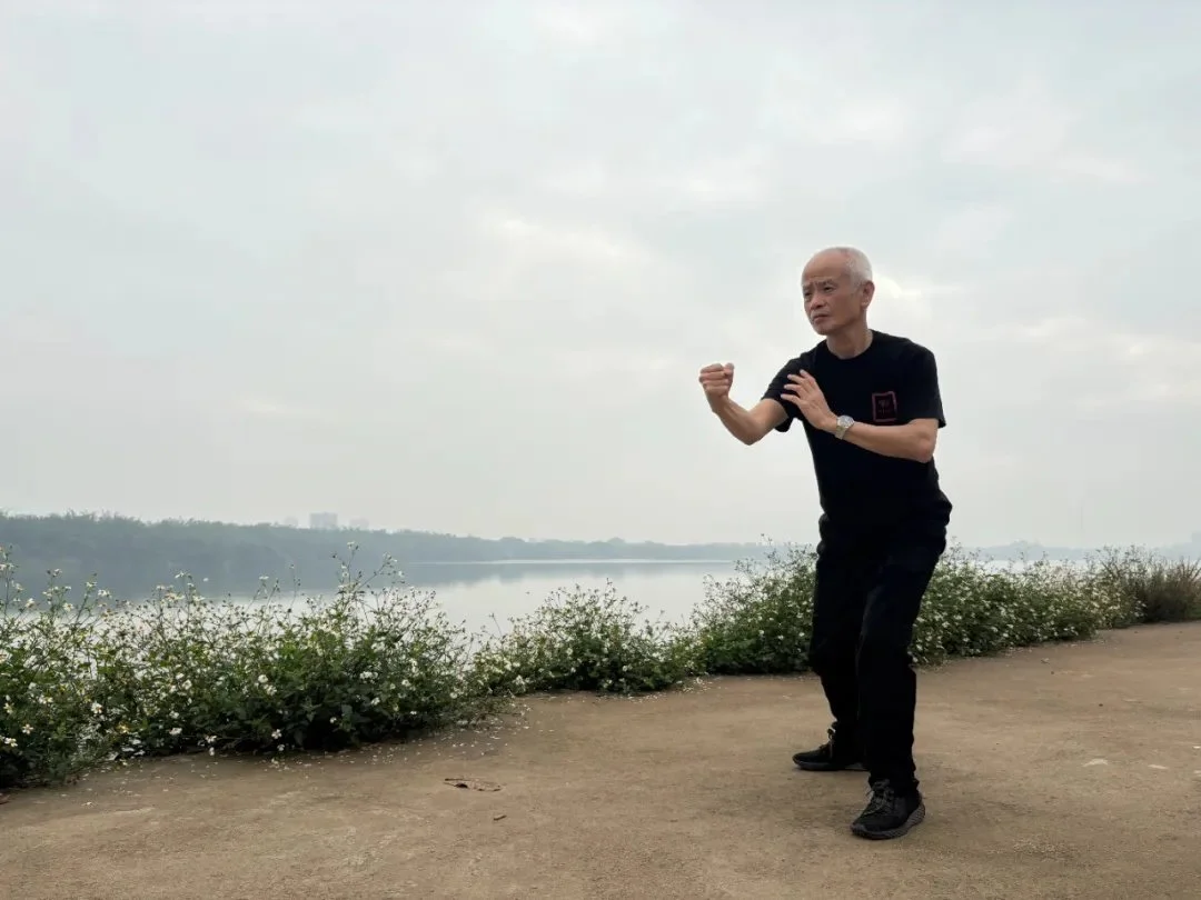 吴明杰博士在练习凤阳太极拳，太极