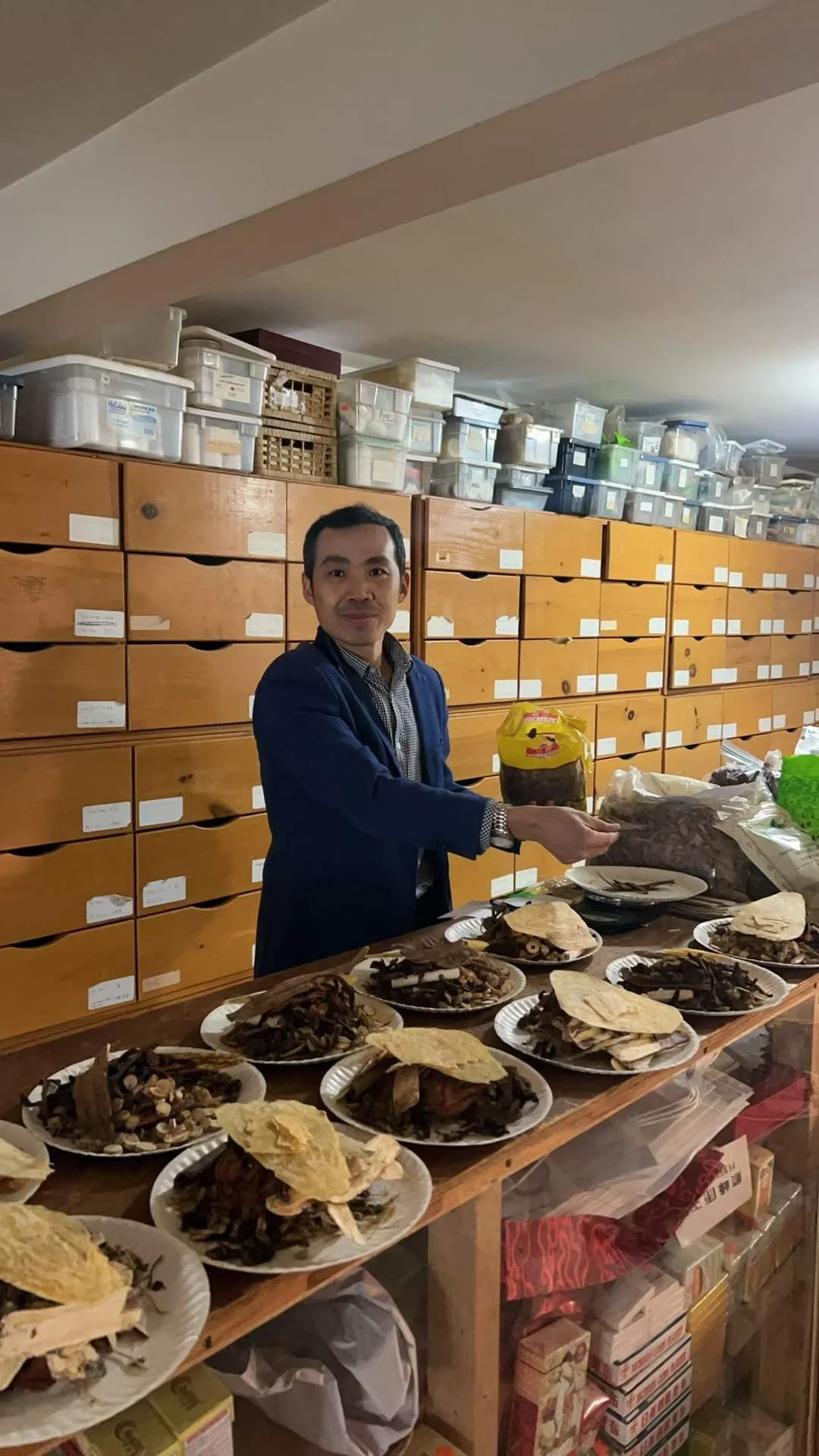 陈医生给患者抓中药