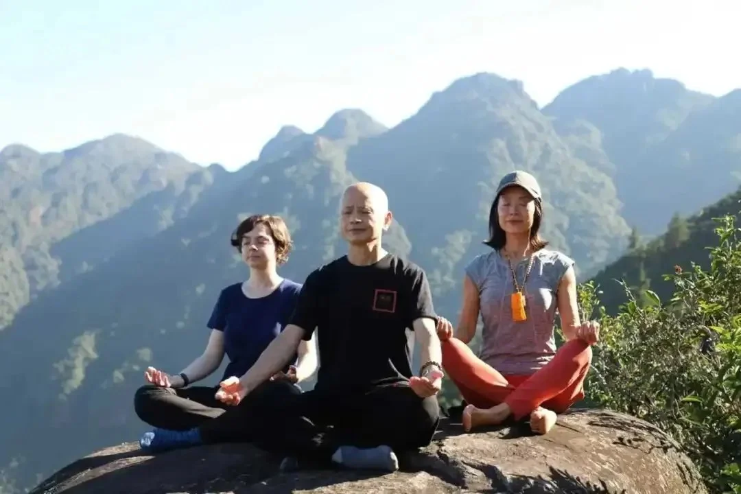 Dr. Wu Mingjie led his disciples to meditate and practice Zen on the mountain