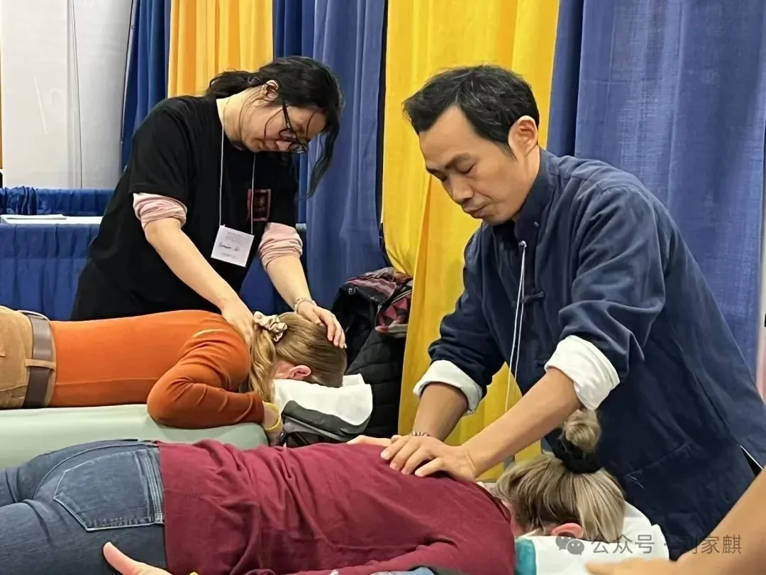 Dr. Chen Qingzhen administered Fengyang Tuina therapy to the patient.