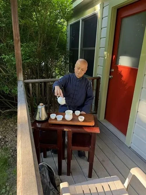 吴明杰在泡茶，践行“凤阳3T”