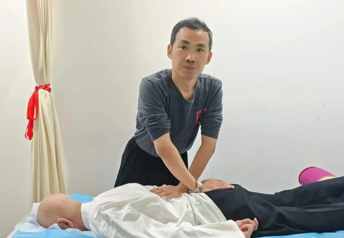 陈青镇医师给患者进行凤阳道医推拿