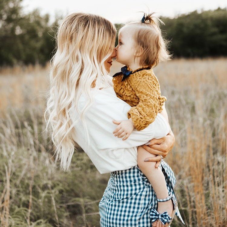 P O S T U R E // while holding your littles::: when holding your little ones in your arms&mdash; be mindful of how much extension or arch you have in your lower back. This can lead to a lot of discomfort in the back, legs and knees. 
.
When we are ca