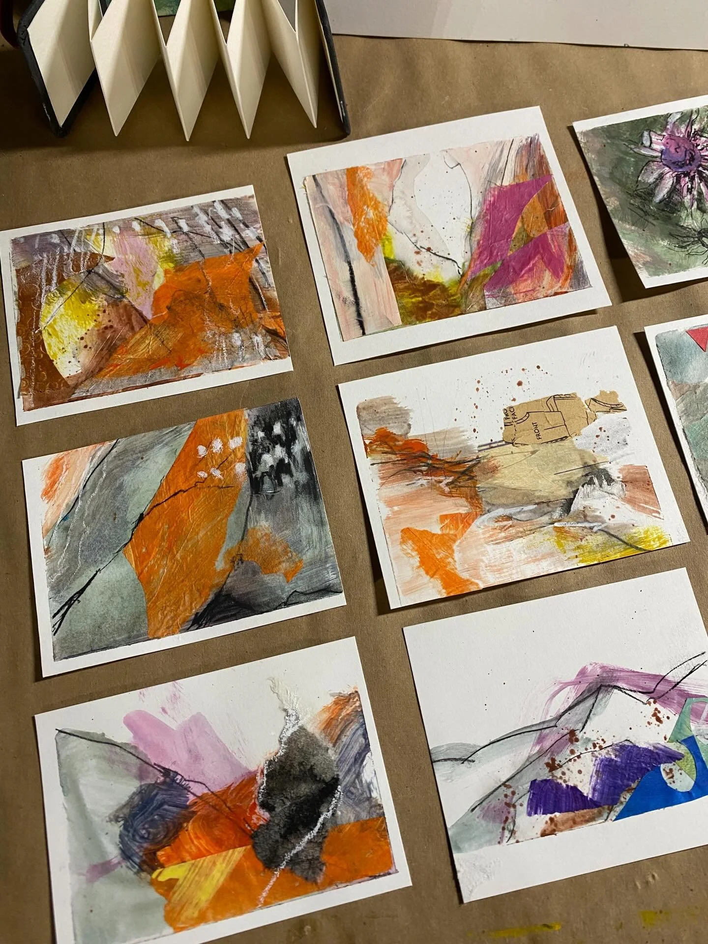 Spent a chunk of the morning and early afternoon doing a responsive intuitive process. It is a favorite of mine to keep my skills sharp regarding lines, shapes and composition. I was in an orange mood today🧡✂️✏️
#processart #collageexercise #intuiti