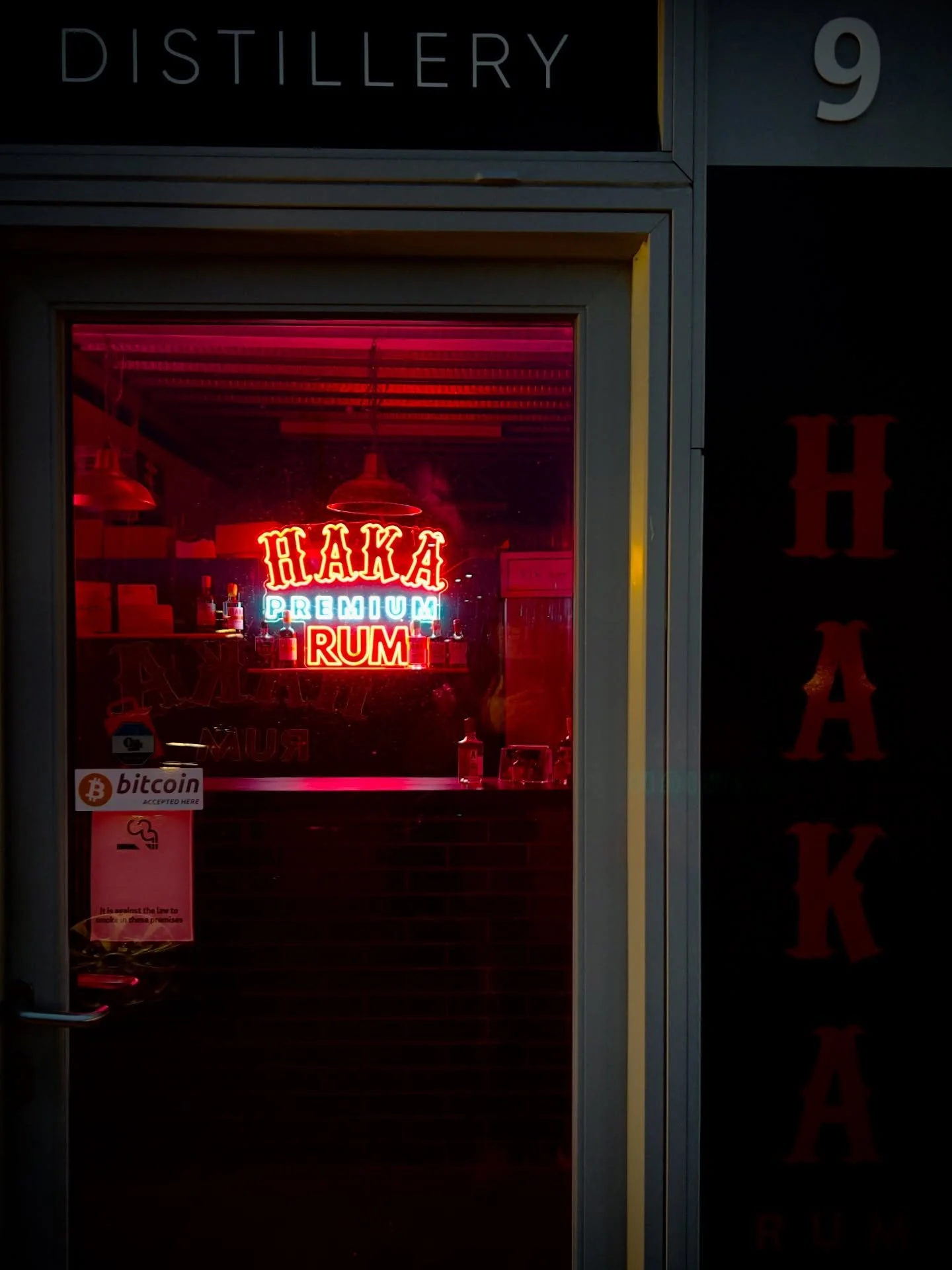 Loved rocking up to the distillery this morning to be welcomed by the Haka sign glowing. 
.
.
#neonsign #haka #hakarum #hakagin #cotswolds #thecotswolds #spicedrum #sippingrum #cotswolddistillery #rumgift #rumgifts #gingifts #finestrum #finestgin