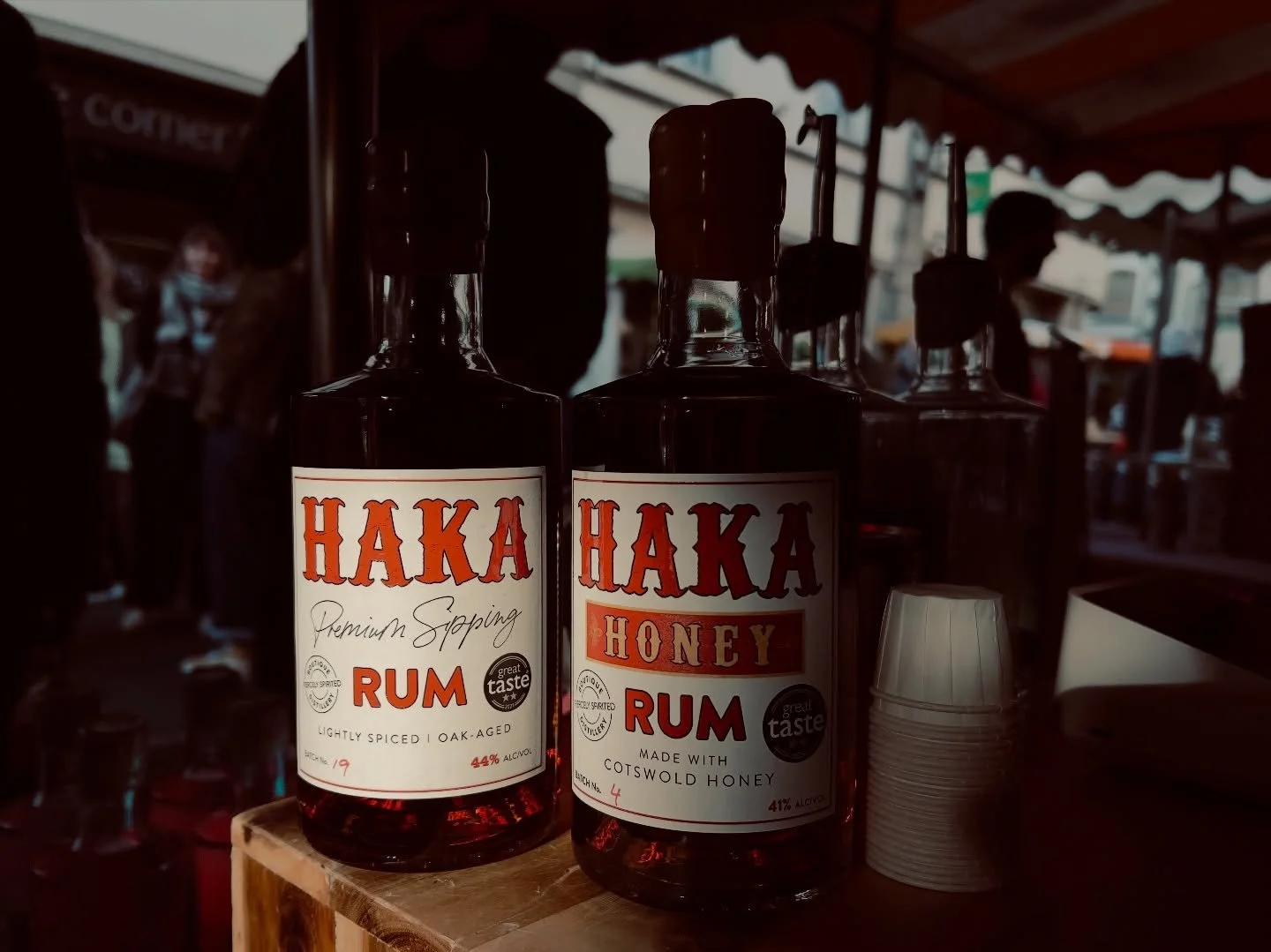 Gorgeous low winter sun at Stroud Farmers Market yesterday and lucky us&hellip;. right next to the BBQ🤌🏼
.
FREE DELIVERY ON EVERYTHING 🚀 
.
.
#haka #hakarum #hakagin #stroudfarmersmarket #stroud #cotswolds #thecotswolds #cotswoldfarmersmarket #fre