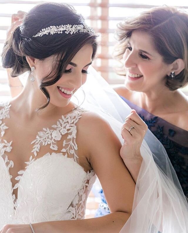 Unforgettable  moment between mother and daughter ✨ image by @dolcephotos , wedding planner @rvlevents