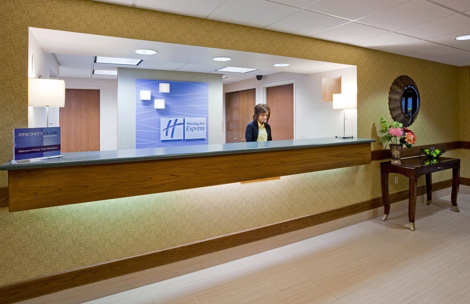 HOLIDAY+INN+EXPRESS+SHEBOYGAN+lobby.jpg