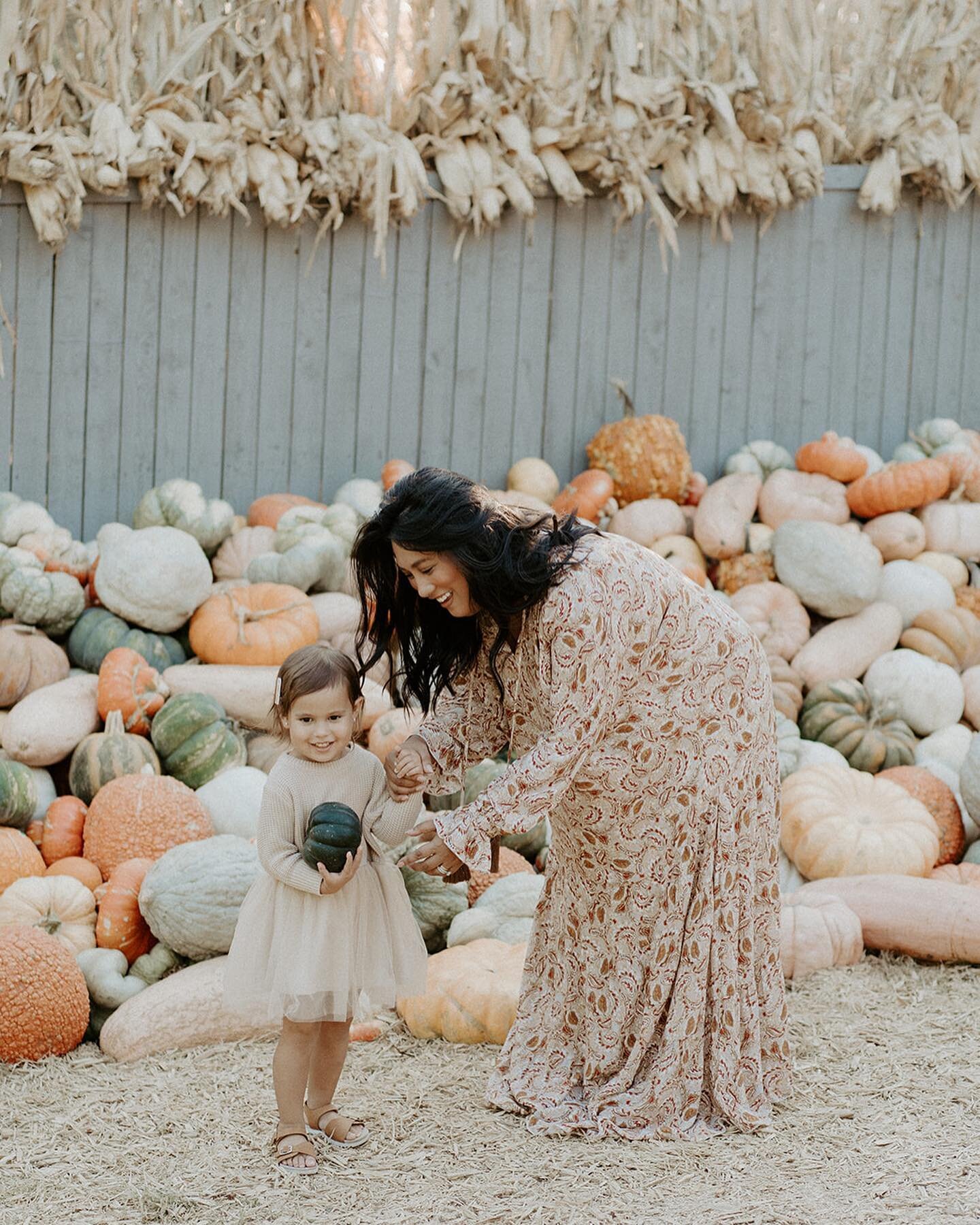 The most gourd-gess time of the year! Going to the @thedallasarboretum has been one of our family favorite traditions to kick off the Fall season. Now, if the weather could just be a bit cooler, I&rsquo;d be a happy camper 🍂 #FallBucketList
.
.
.
.
