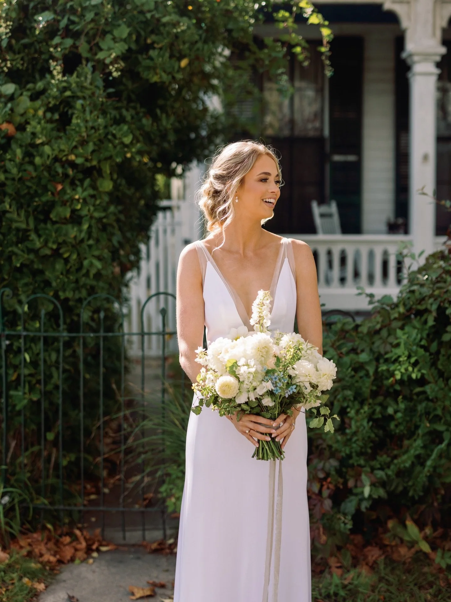 Spring bride at her fullest 💐🌻🌷
Venue: @congresshall
Planning + Design: @copperandchloe
Photographer: @wearesaltwater 
Florals: @flowerchildfloral 
Hair: @bohobridalhair 
Makeup: @briellepollaramua
Rentals: @rusticdrift | @partyrentalltd
Dress: @s