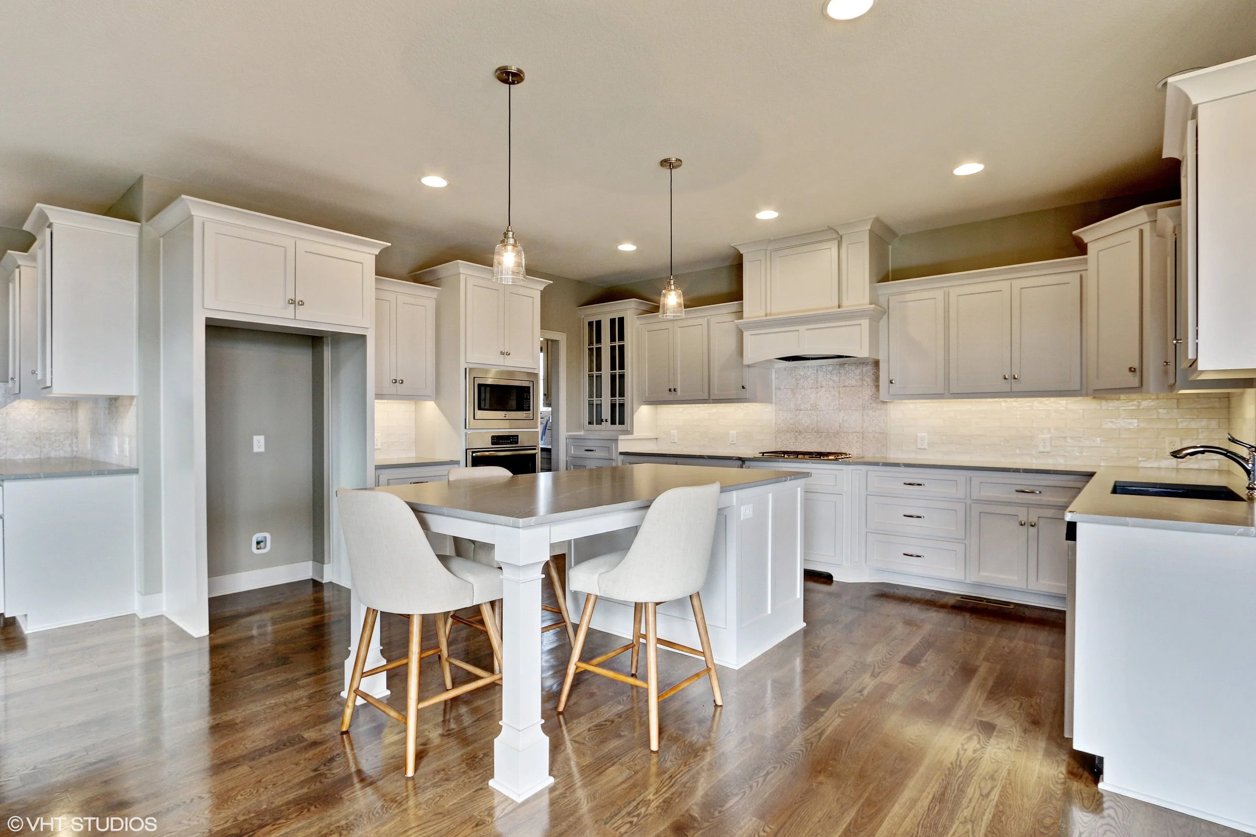 05_3104SWMuirDr_5_Kitchen_HiRes.jpg