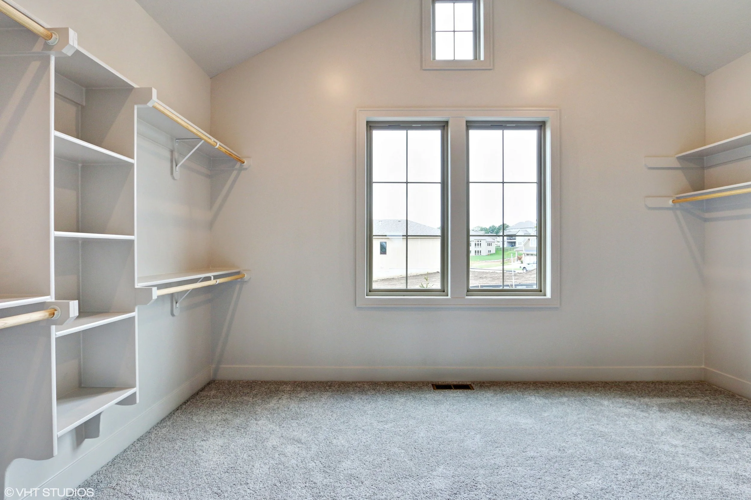 18_3104SWMuirDr_45_MasterBedroomCloset_HiRes.jpg