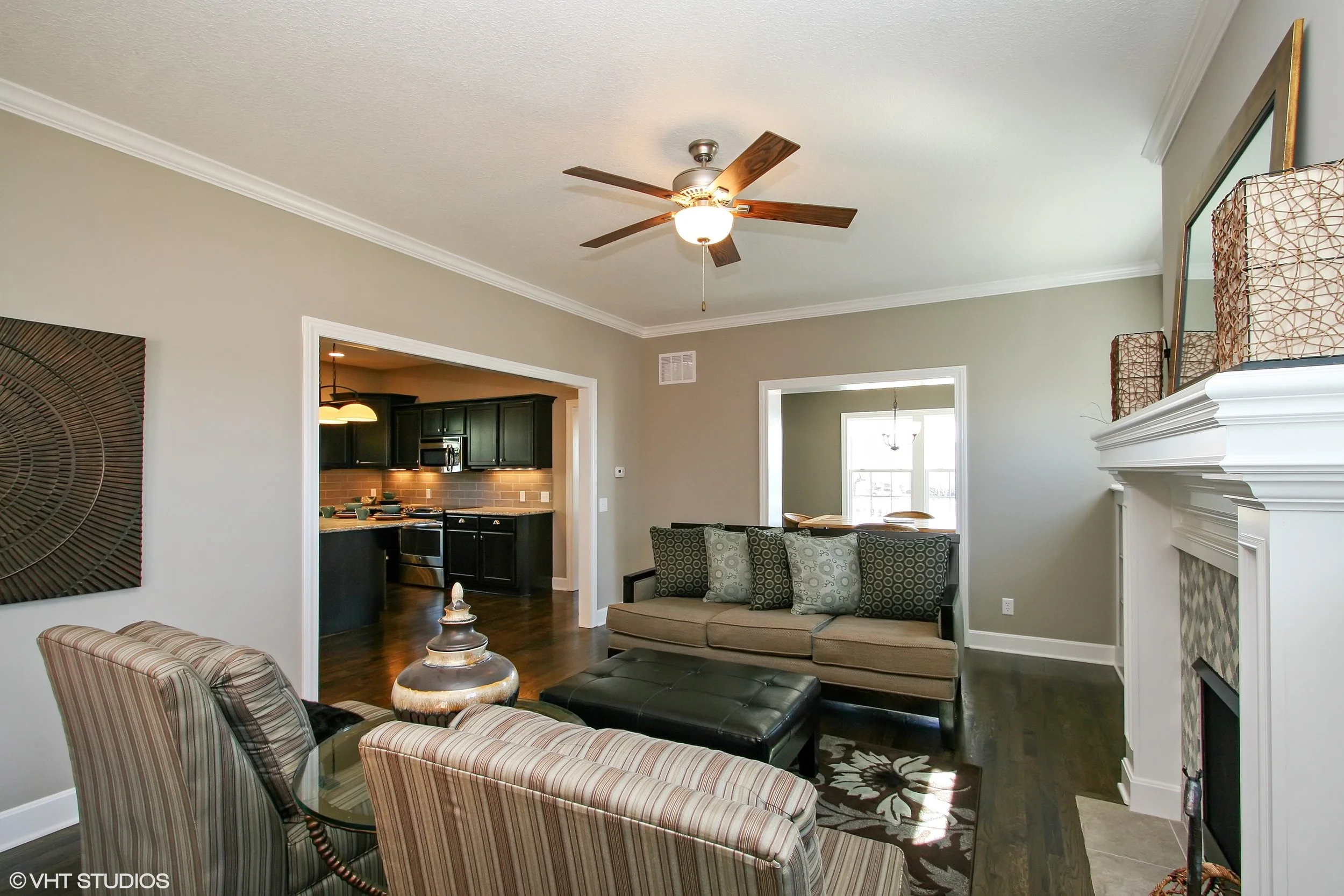 04_912SWRedbuckCir_165_LivingRoom_HiRes.jpg