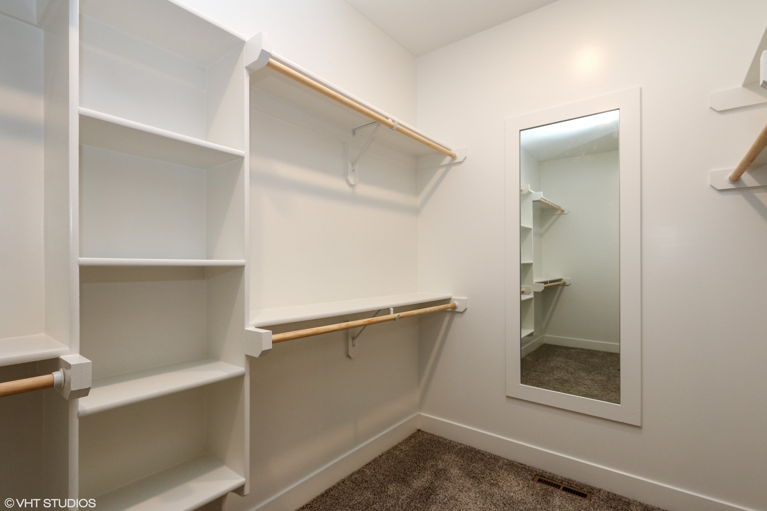 16_207SE4thSt_45_MasterBedroomCloset_HiRes.jpg