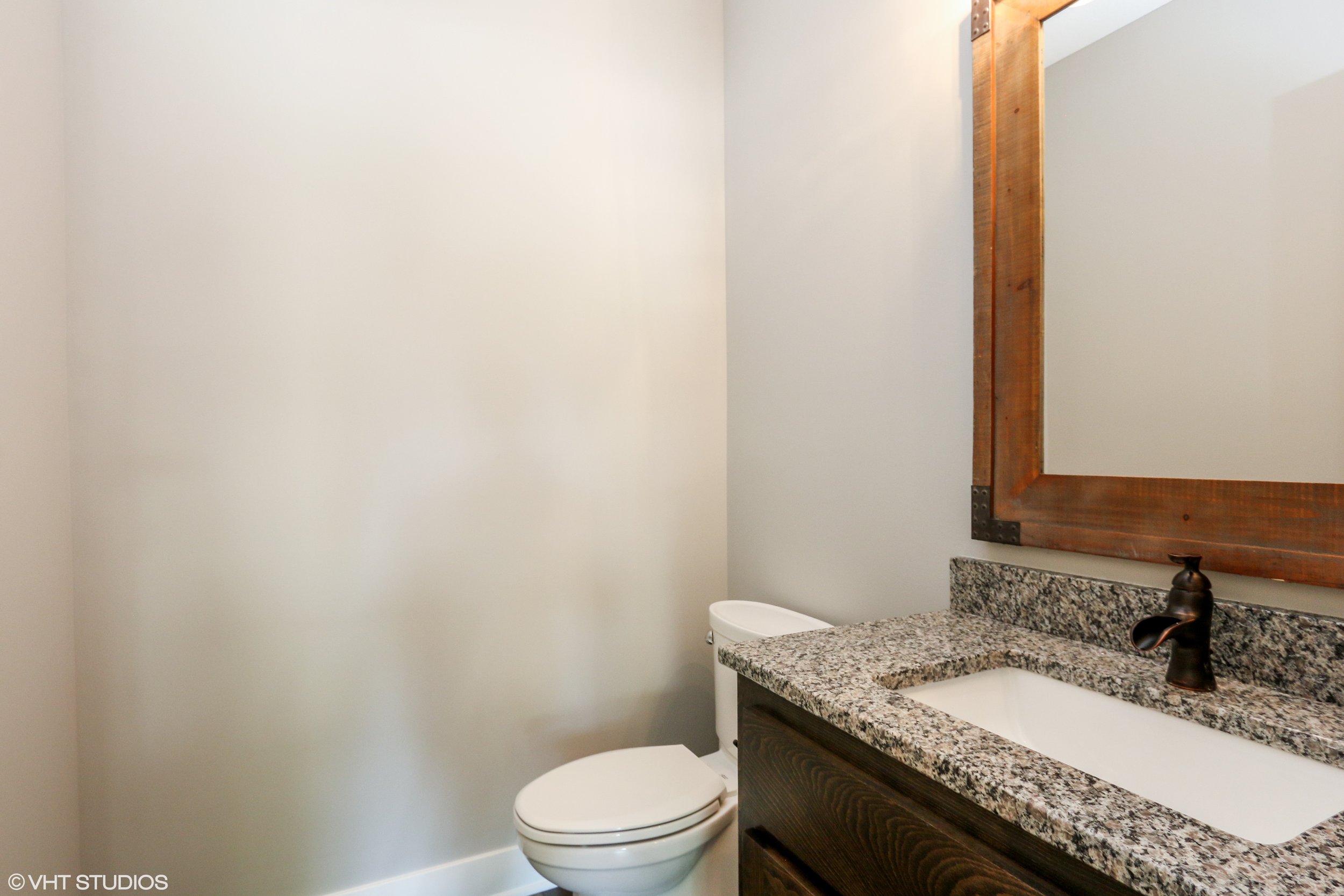 21_207SE4thSt_7_HalfBath_HiRes.jpg