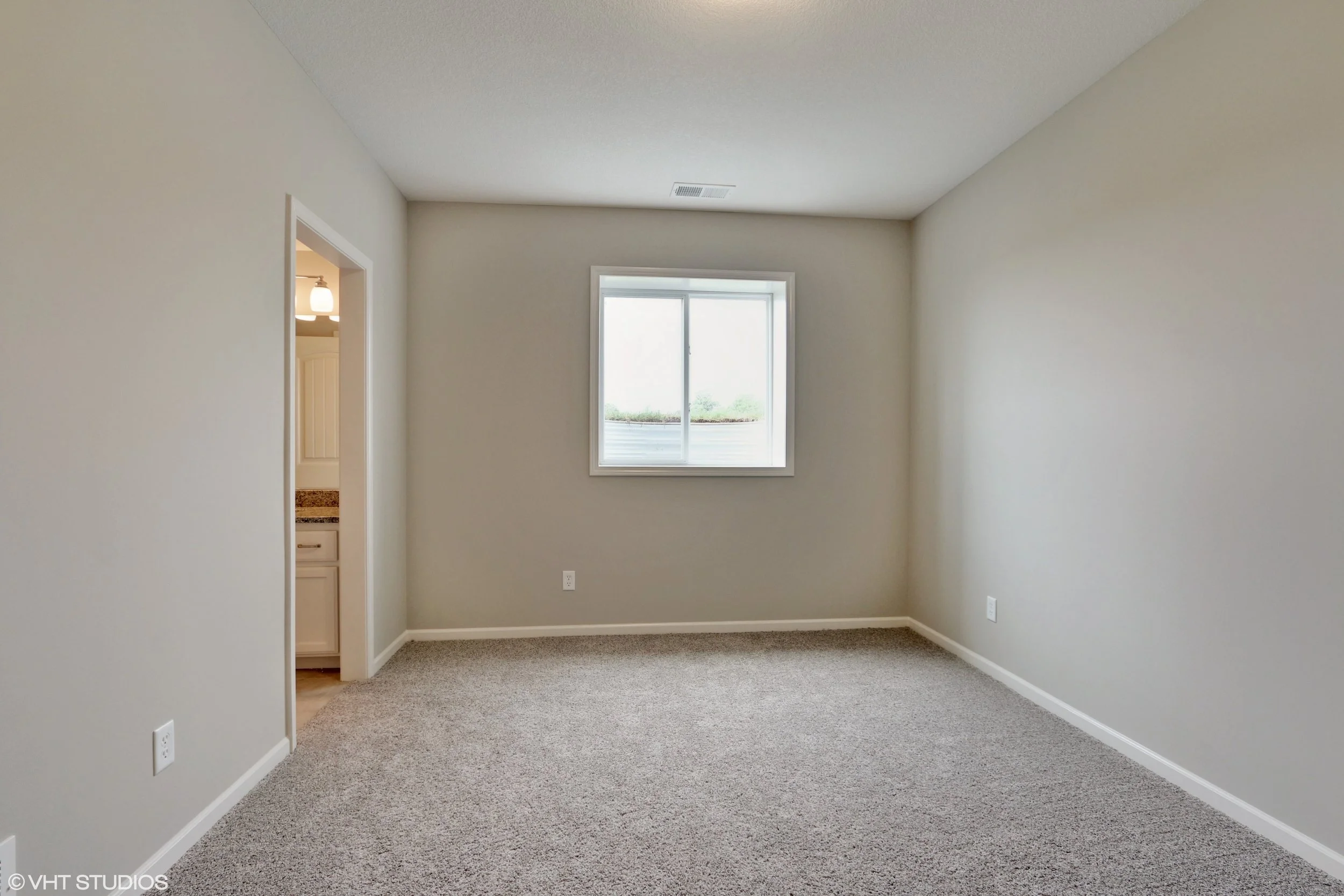 19_190SWRooseveltRidge_154_3rdBedroom_HiRes.jpg