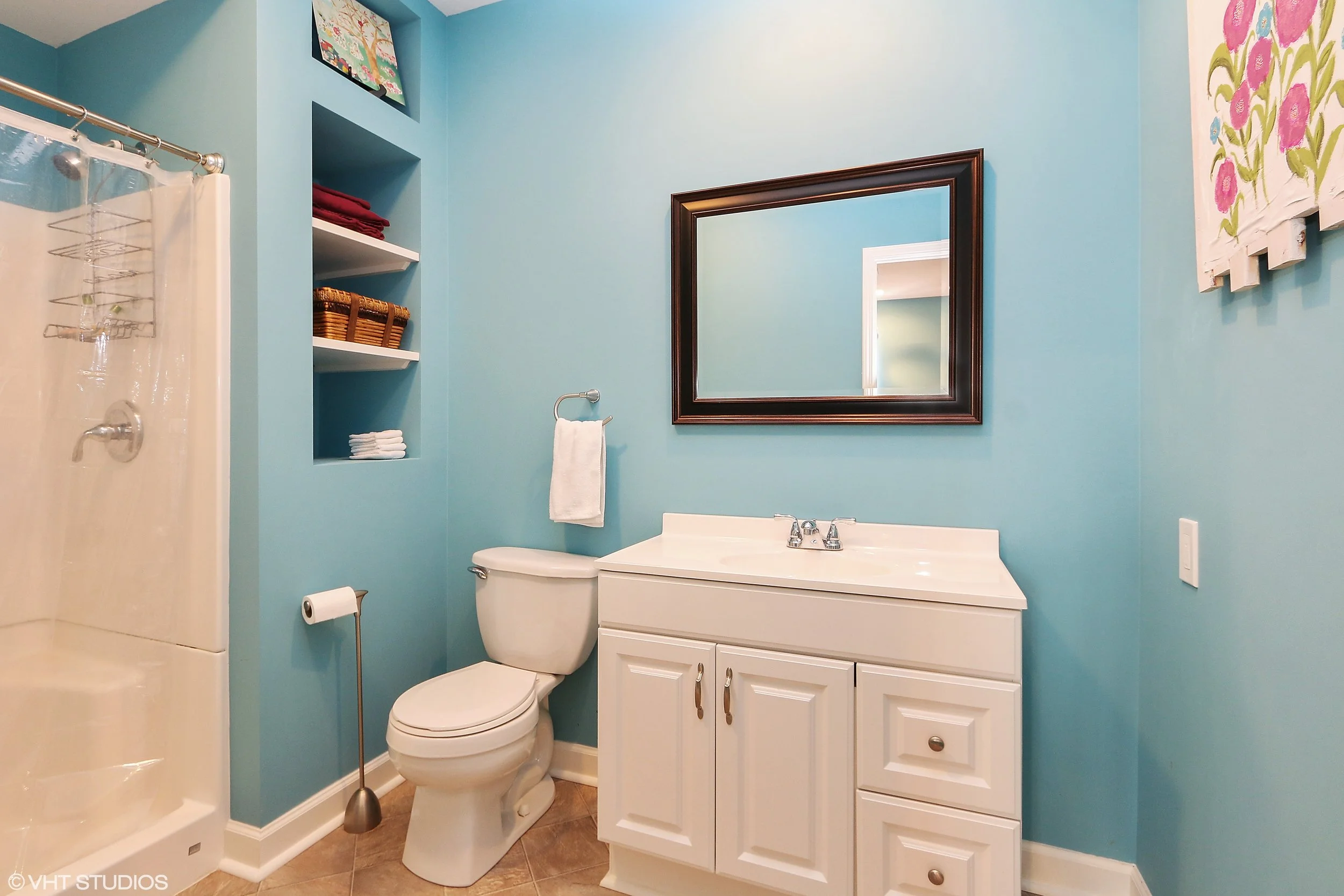 20_3336SWArena_9_2ndBathroom_HiRes.jpg