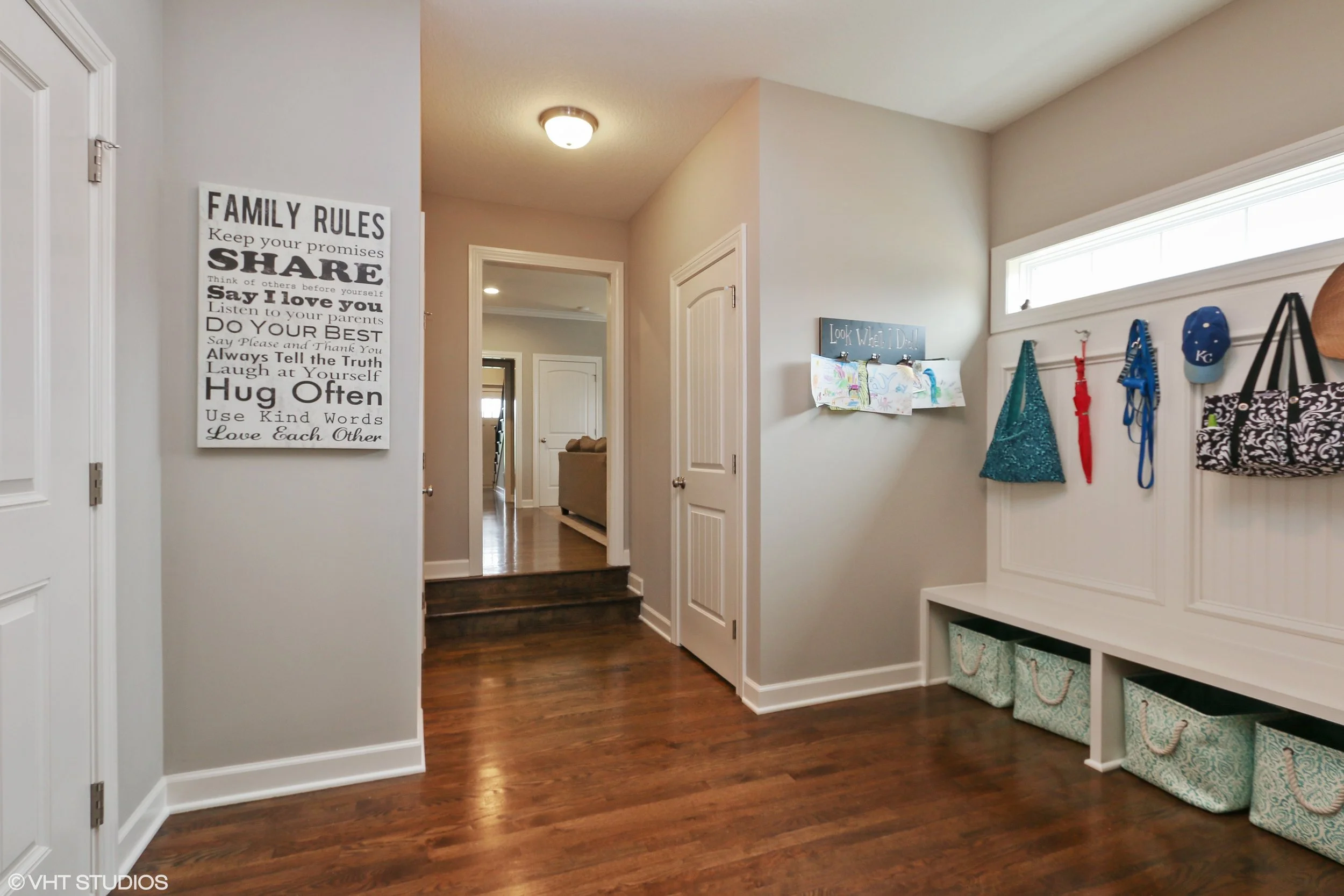 12_3304SWArenaSteet_6_Hallway_HiRes.jpg