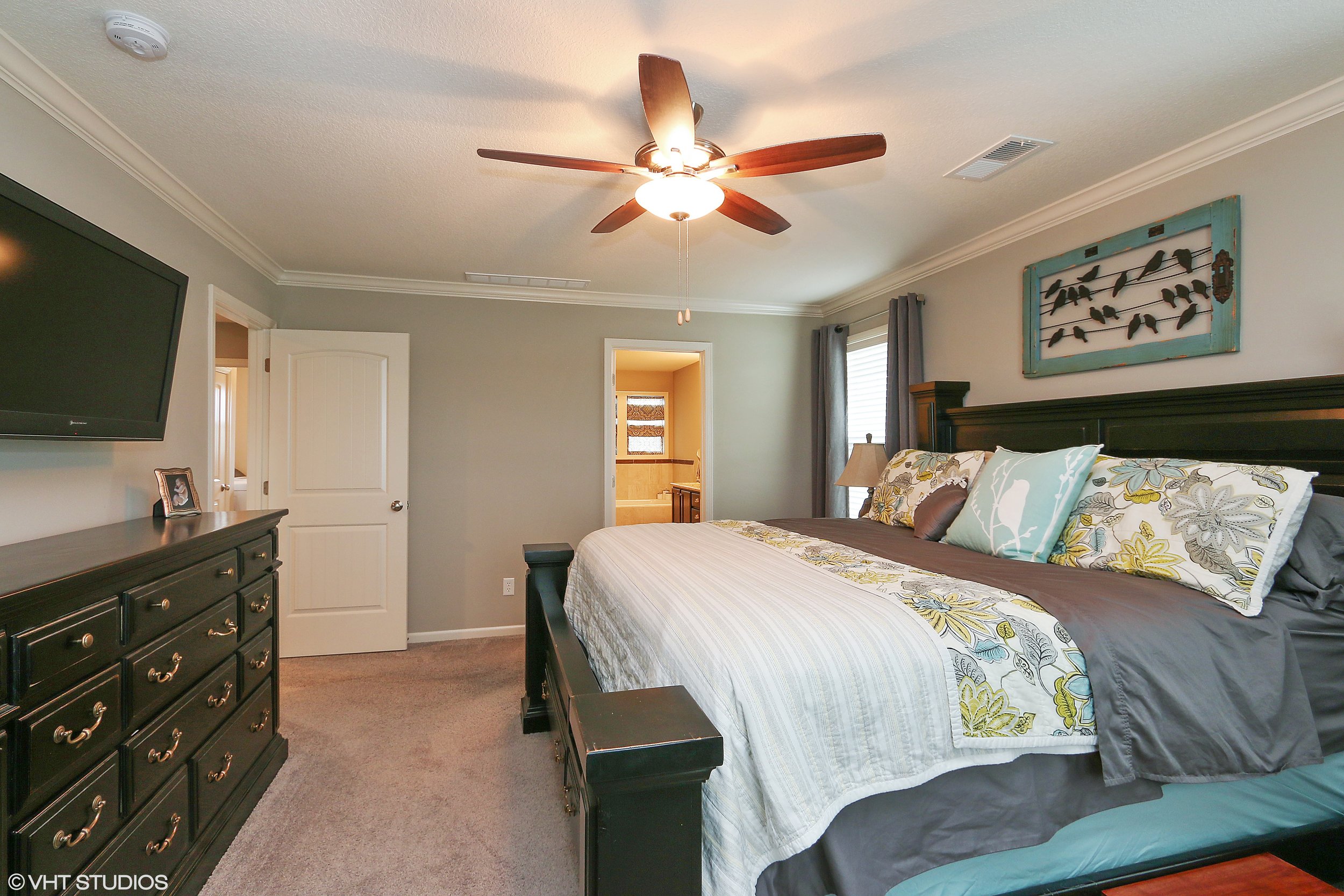 14_3304SWArenaSteet_178_MasterBedroom_HiRes.jpg