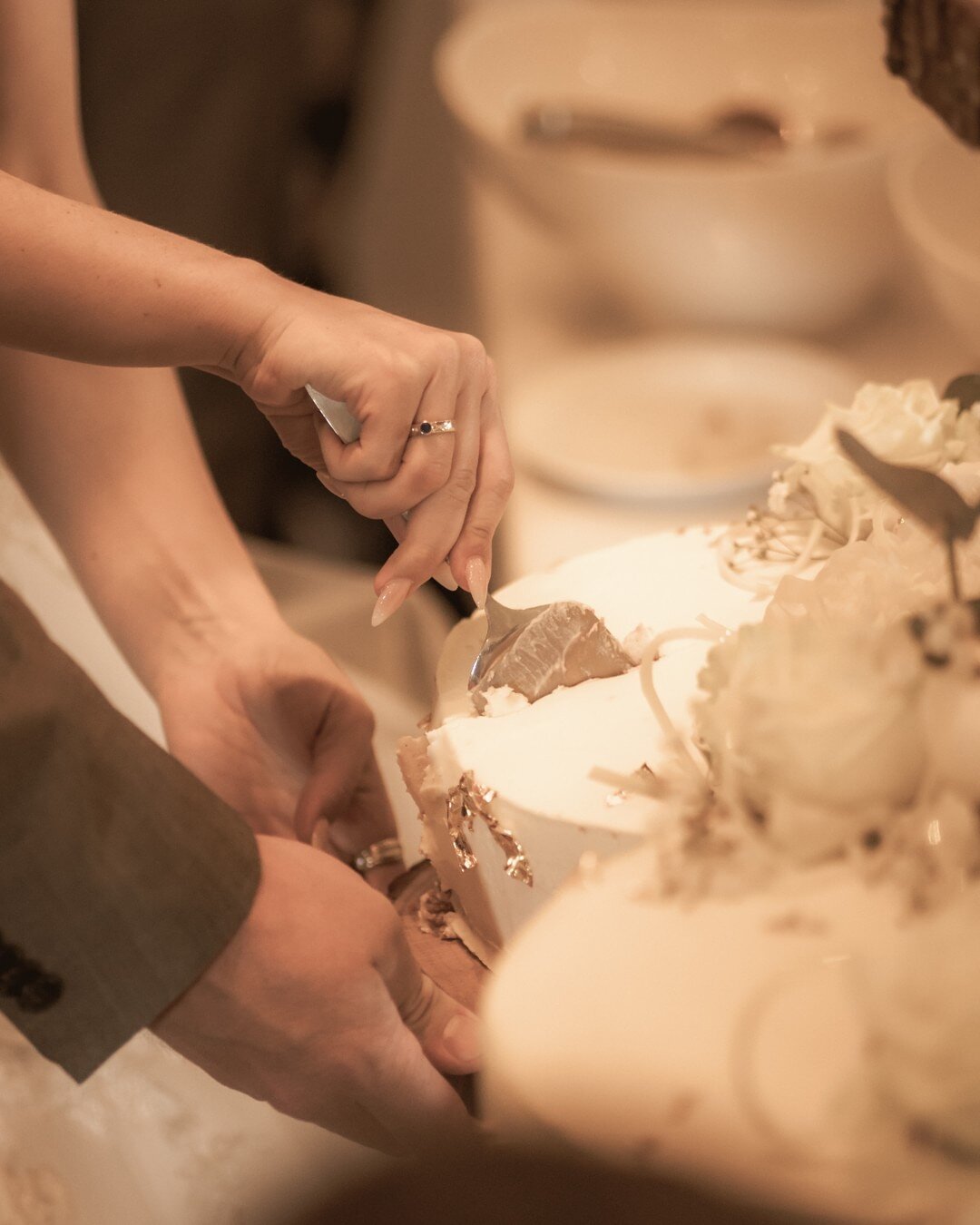 EN Below! Traditionen med etagekager opstod fra et spil, hvor brudeparret fors&oslash;gte at kysse over en stadig h&oslash;jere kage uden at v&aelig;lte den.

The custom of tiered cakes emerged from a game where the bride and groom attempted to kiss 