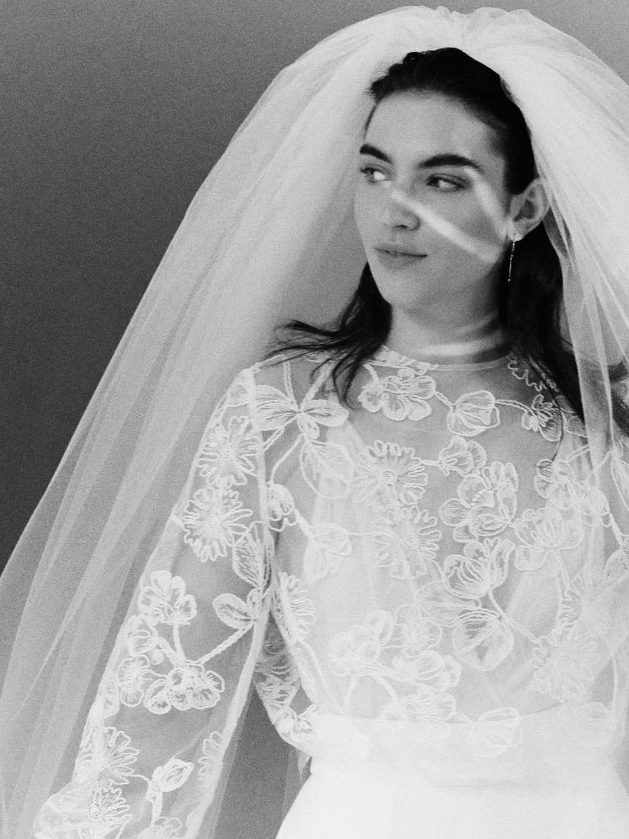 24%3A%3Acarise-top-daria-broek-hepburn-veil-earrings-eva-janssens-bridal-cestmoi-trouwjurk-2023-web-8.jpg
