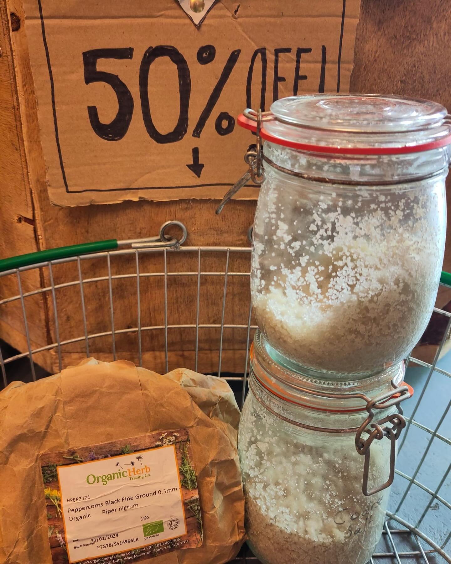 Discount alert! We have course salt and ground black pepper with 50% off as we are discountinuting both products. Come and grab a bargain while they last! Open today 14:30-19:30.

#eastlondon #hackney #hackneycityfarm #organic #healthyfood #plantbase