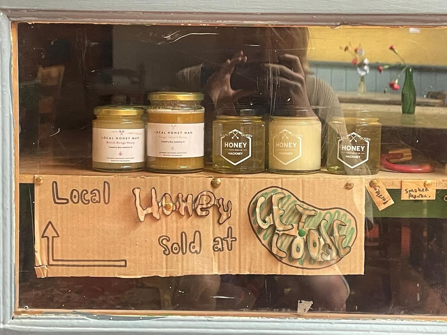Next time you are enjoying a hot drink, brunch or cake in our neighbours @frizzanterestaurant you may spot our new honey display 🐝🍯 Raising awareness of our range of honey @localhoneymanuk, @pearlyqueenhoney You can even get honey from bees living