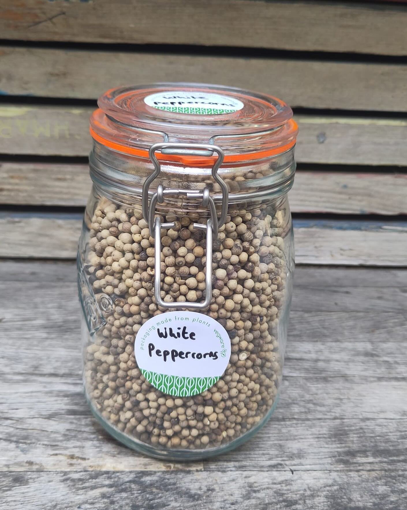 Our newest product is white peppercorns. A milder and more delicate flavour than their more well known cousins.
#eastlondon #hackney #hackneycityfarm #organic #healthyfood #plantbased #vegetarian #vegan #plasticfree #packagingfree #zerowaste #byo #r