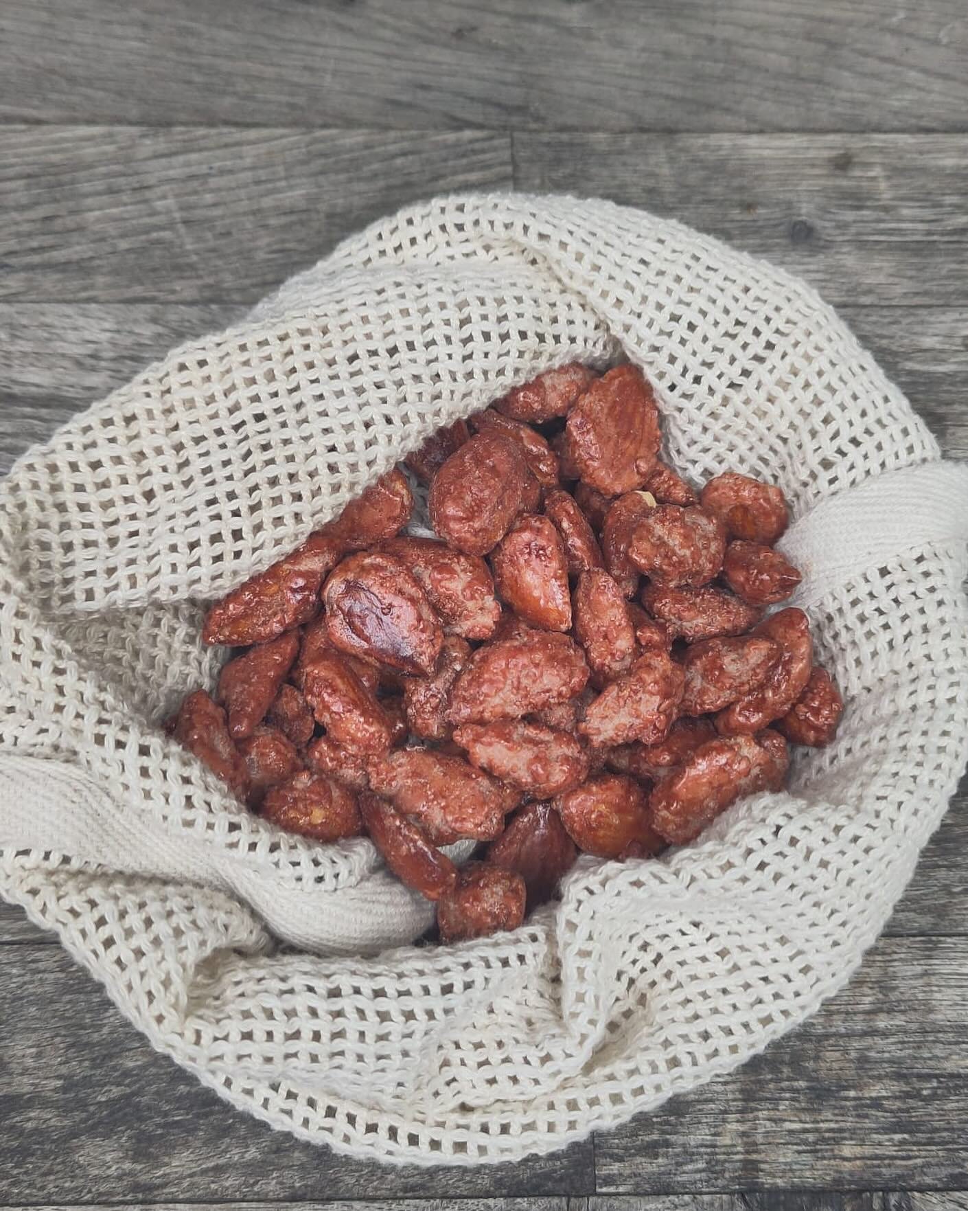 New snacks have landed 😜 for some of you this is a product return, not a new one 😂
Caramelised Almonds or “crack almonds” as they used to be known, are back 🎉
Different brand but we think they are still pretty “dangerous”.