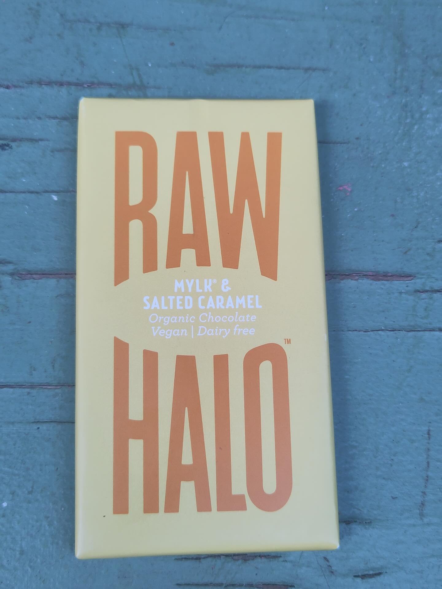 New delicious vegan raw chocolate bar by @rawhalo
Perfect for desk snacking, picnicking or hiking.
#organic #organicfood #organicchocolate #plasticfree #plasticfreefood #plasticfreejuly #lovelocal #shoplocal #lovehackney #shophackney