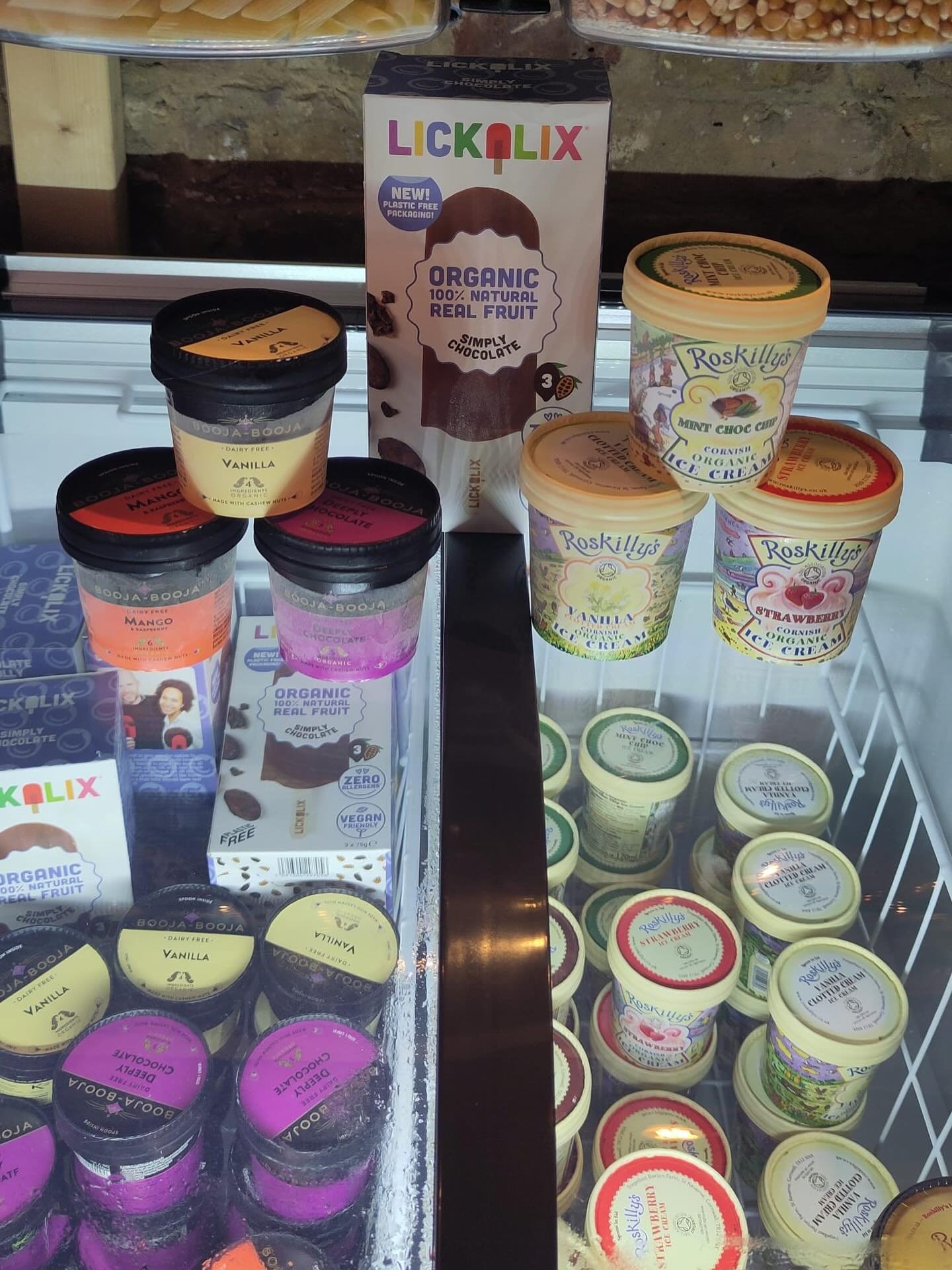 Huge news we have a freezer 🎉
So we now stock organic ice cream 🥳🍦
Choose from @roskillysofficial or @boojabooja vegan.
Small pots for that instant hit, or larger sharing pots for your next dinner party / movie night. More flavours coming soon.