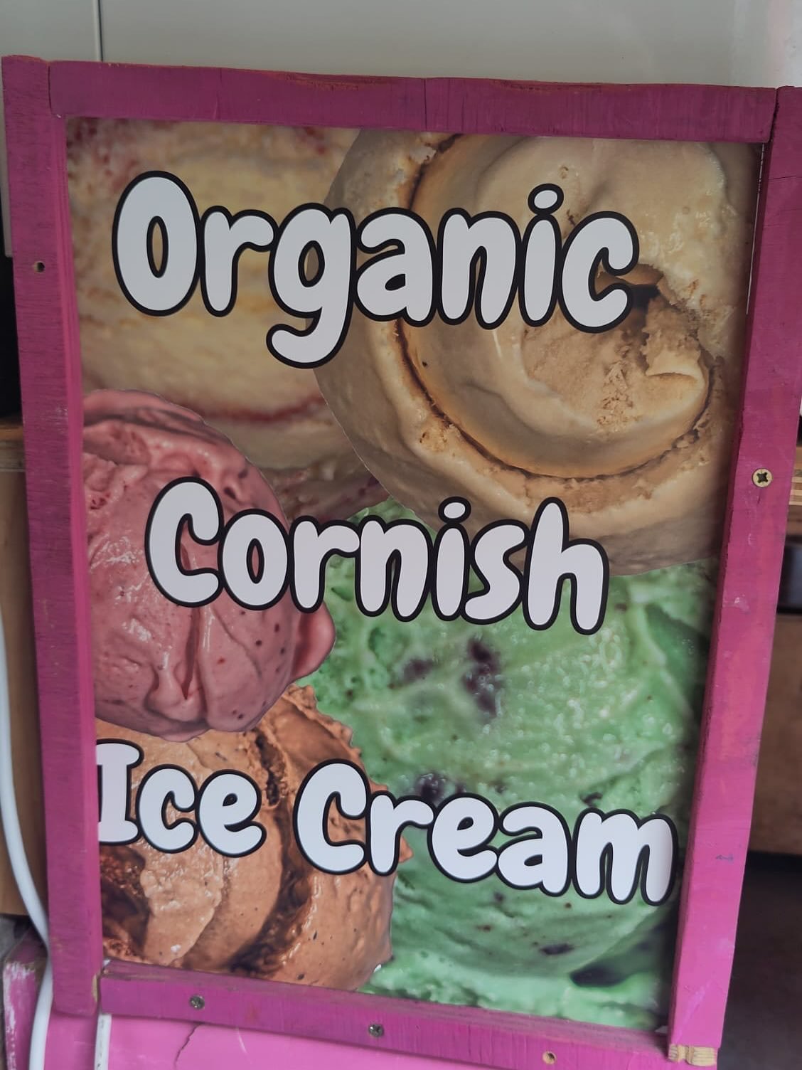 Did you see our exciting news?
We have a freezer!
So we can finally provide you with delicious organic dairy @roskillysofficial and vegan @boojabooja ice cream. Plus lollys from @lickalixltd
#icecream #organicicecream #veganicecream #summerinlond