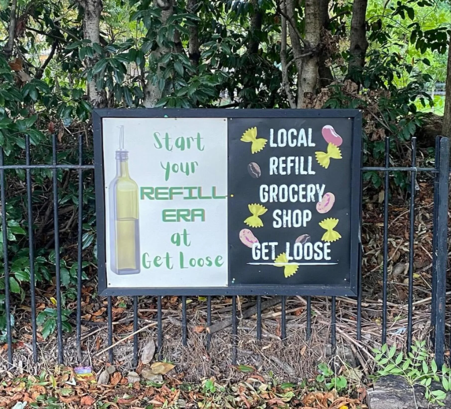 We have new signs on the fences around @hackneycityfarm_official  and Haggerston park. 
Helping people remember we exist while they are cycling, passing by, or dog walking.

#refillshop #bulkshop #bulkshopping #refilling #refillshopsoflondon #refillr