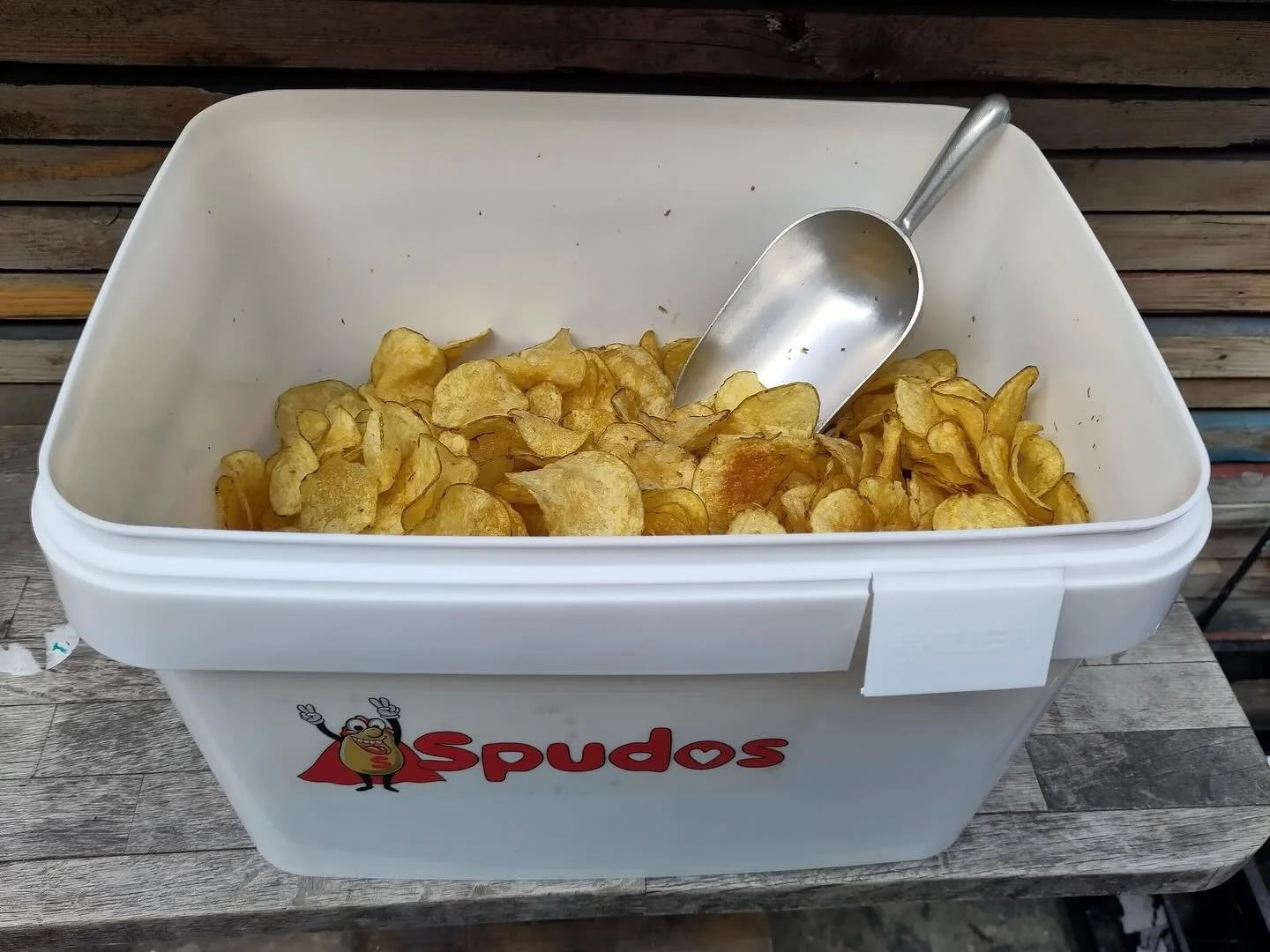 Did you know we stock loose crisps? 
The delicious @spudos_crisps are half way between a Walkers and a Kettle chip, just perfect. 

Bring your own bag / container, or use a paper bags. Plus you add the flavour you fancy in the strength you want! 

Ch